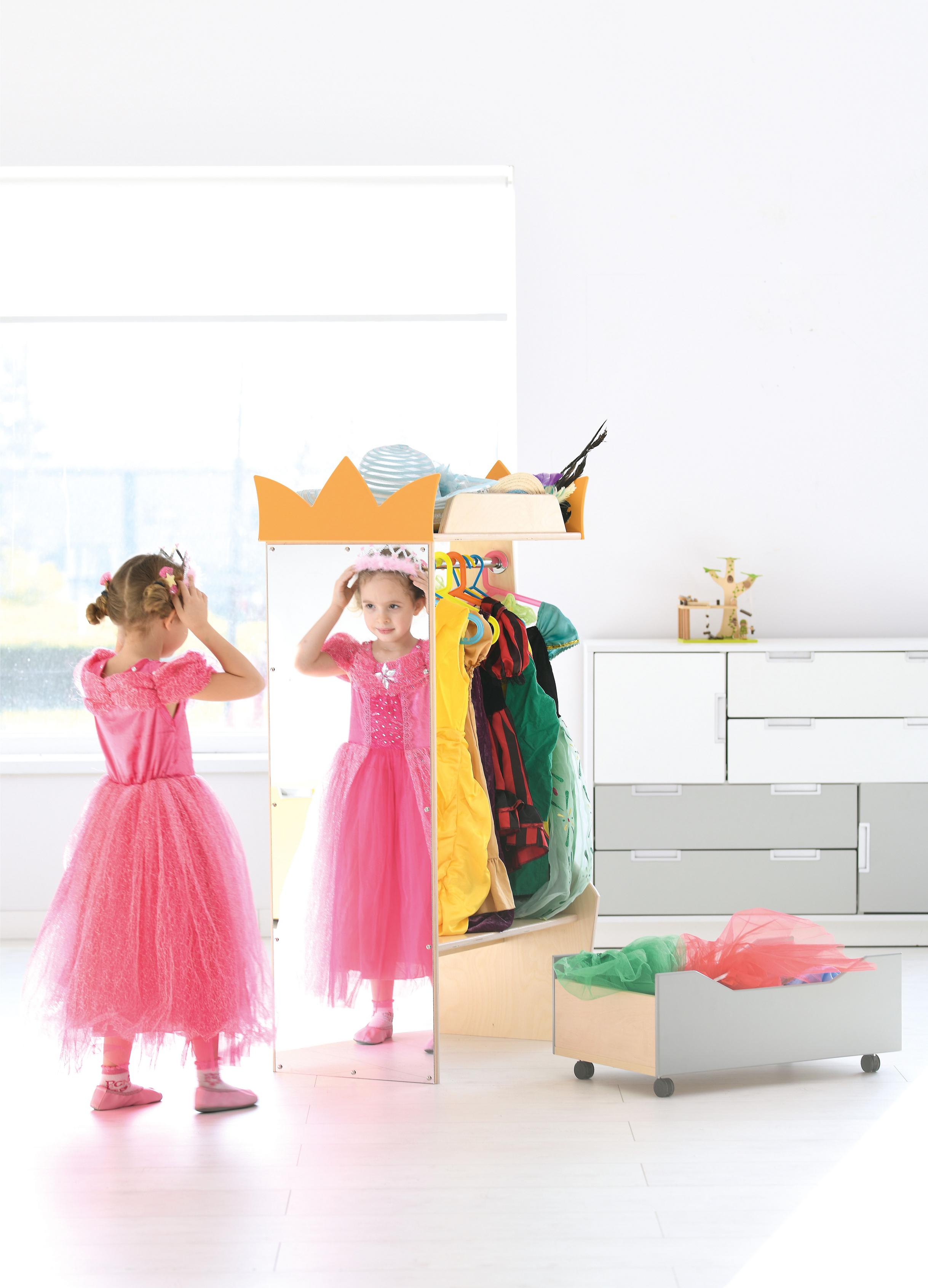 Kindergarten Garderobe mit großem Spiegel beim Verkleiden