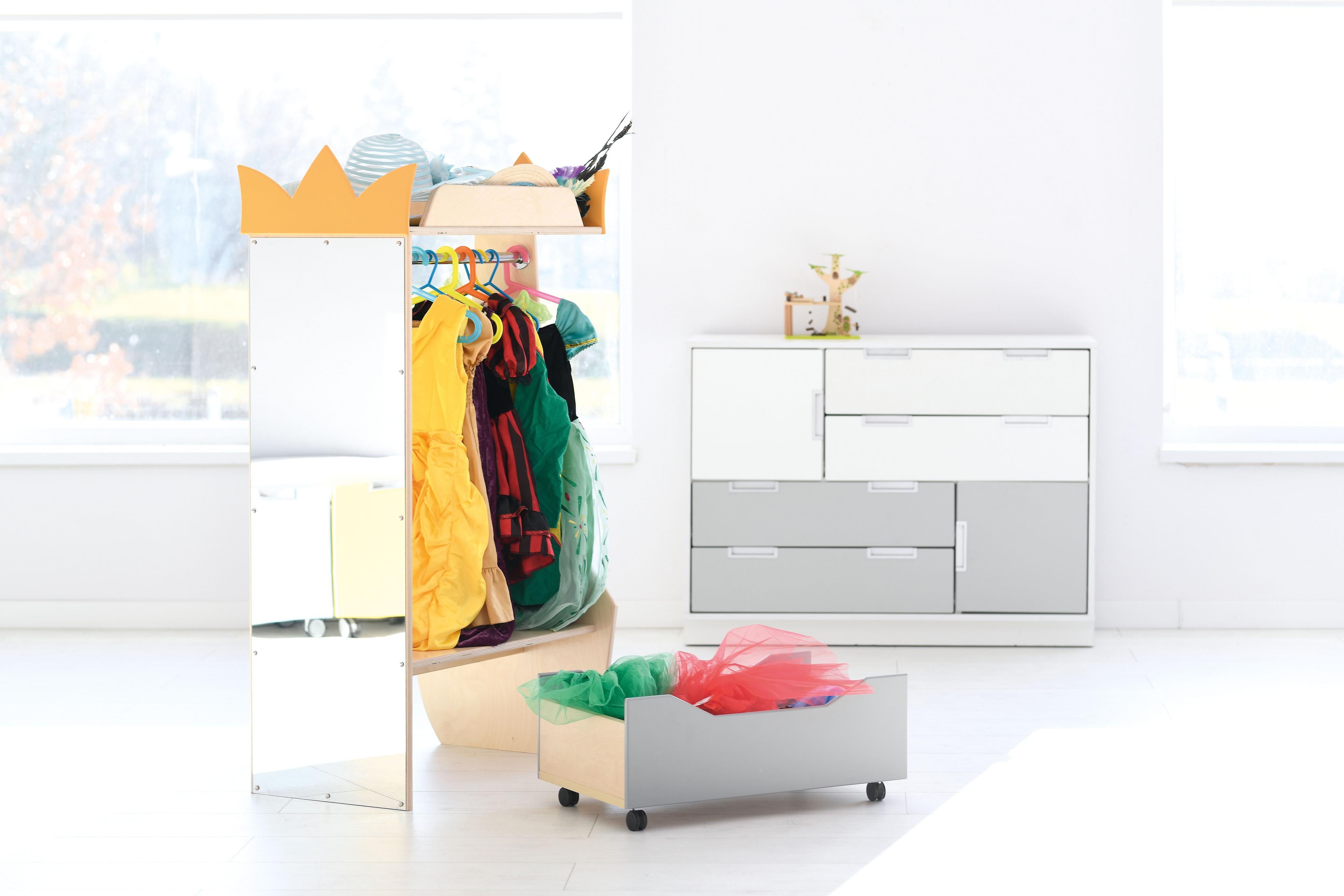 Kindergarten Garderobe mit großem Spiegel und Kostümen