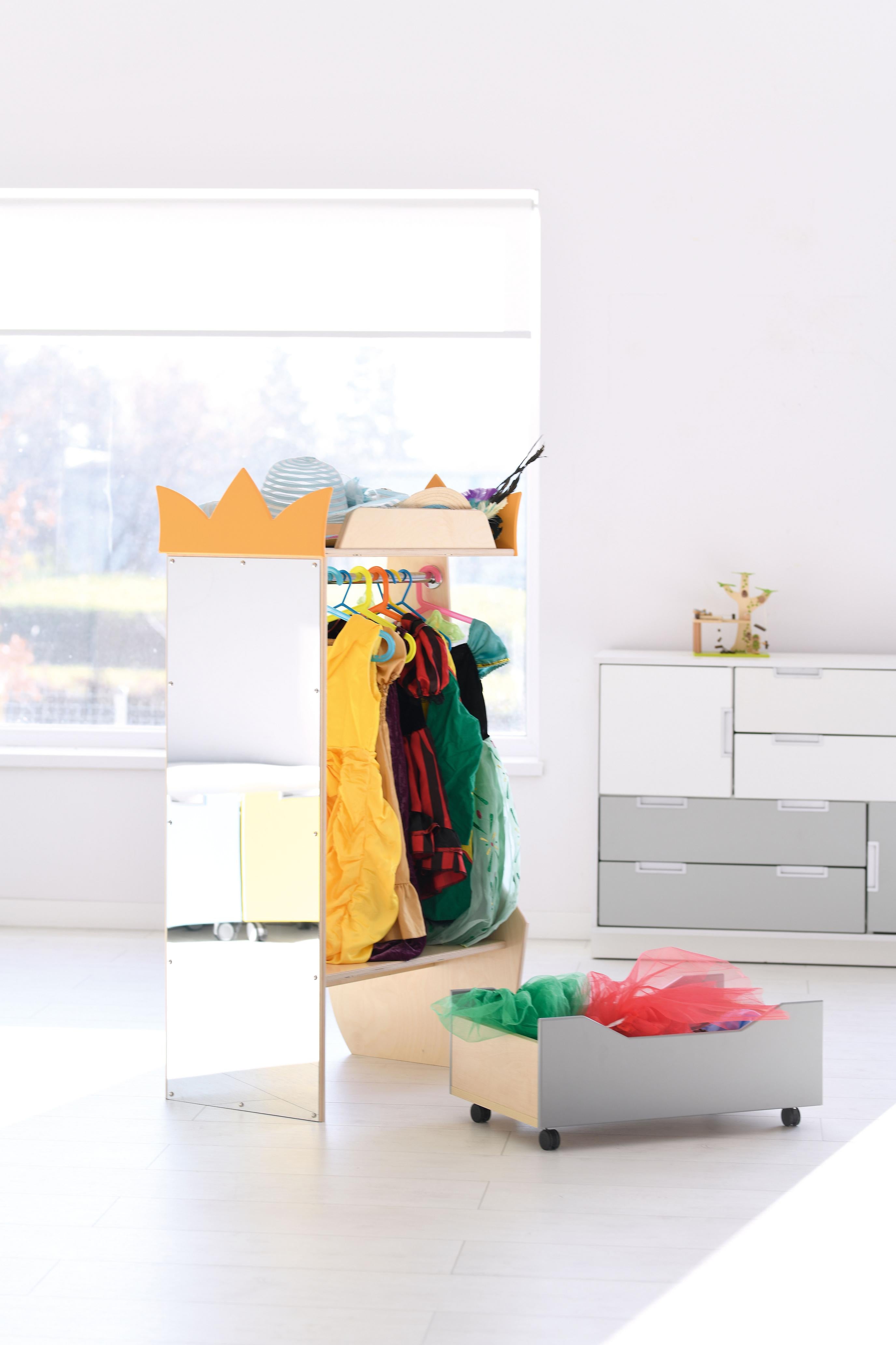 Kindergarten Garderobe mit großem Spiegel und bunten Kostümen