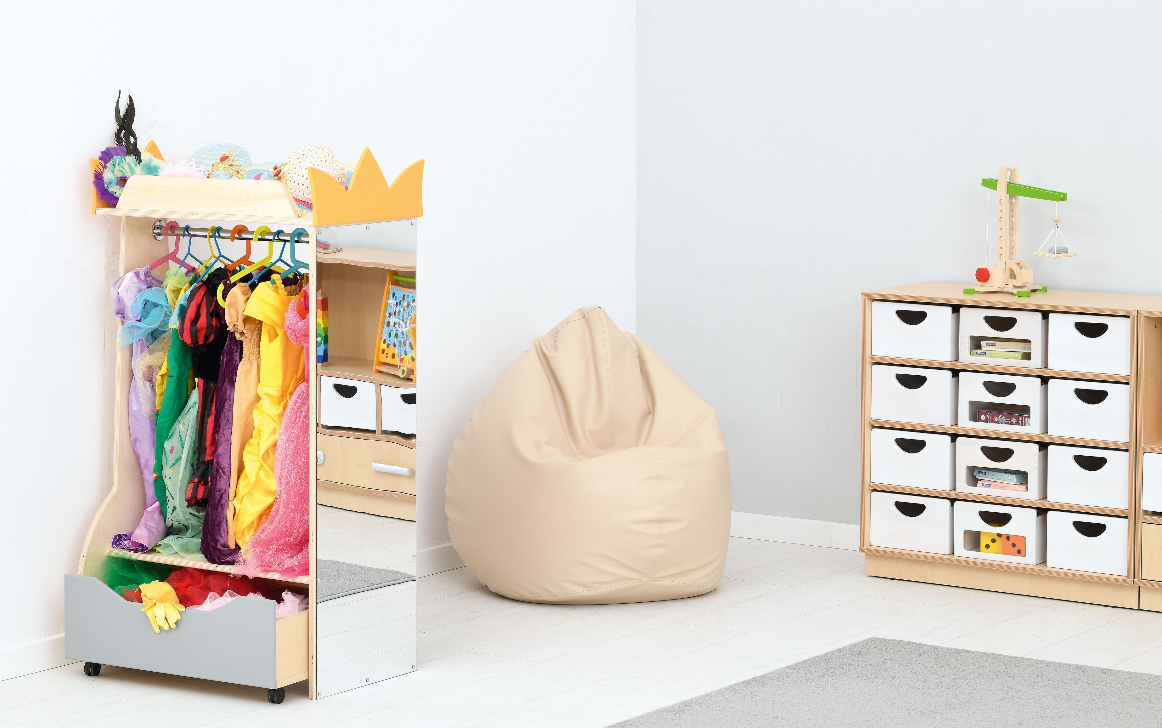 Kindergarten Garderobe mit großem Spiegel und bunten Kostümen