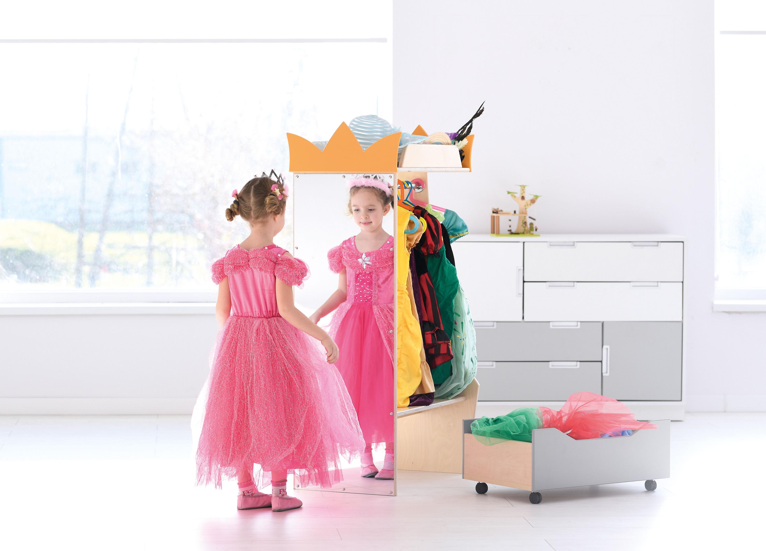 Kindergarten Garderobe mit großem Spiegel und verkleidetem Kind