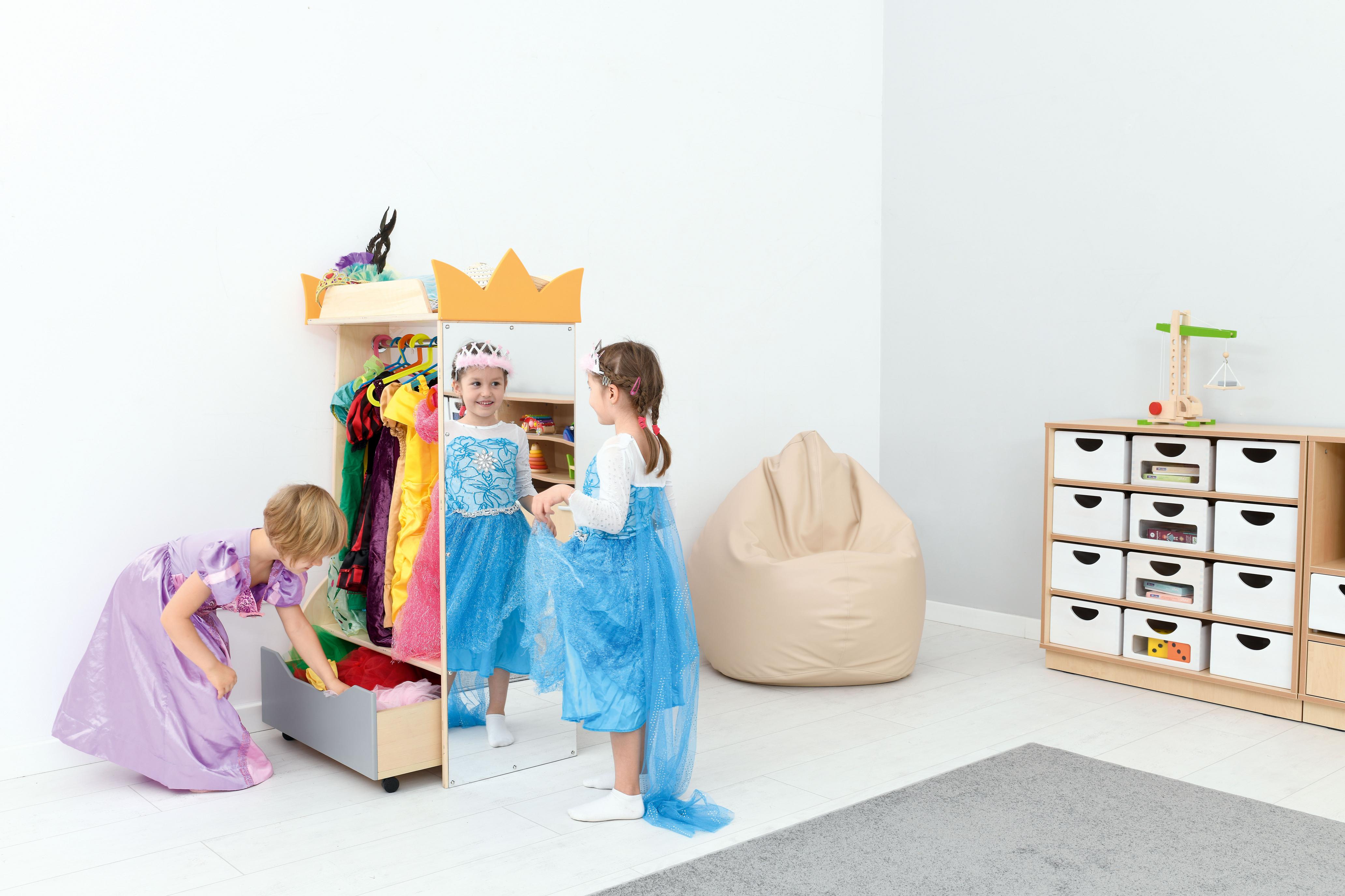 Kindergarten Garderobe mit großem Spiegel und verkleideten Kindern