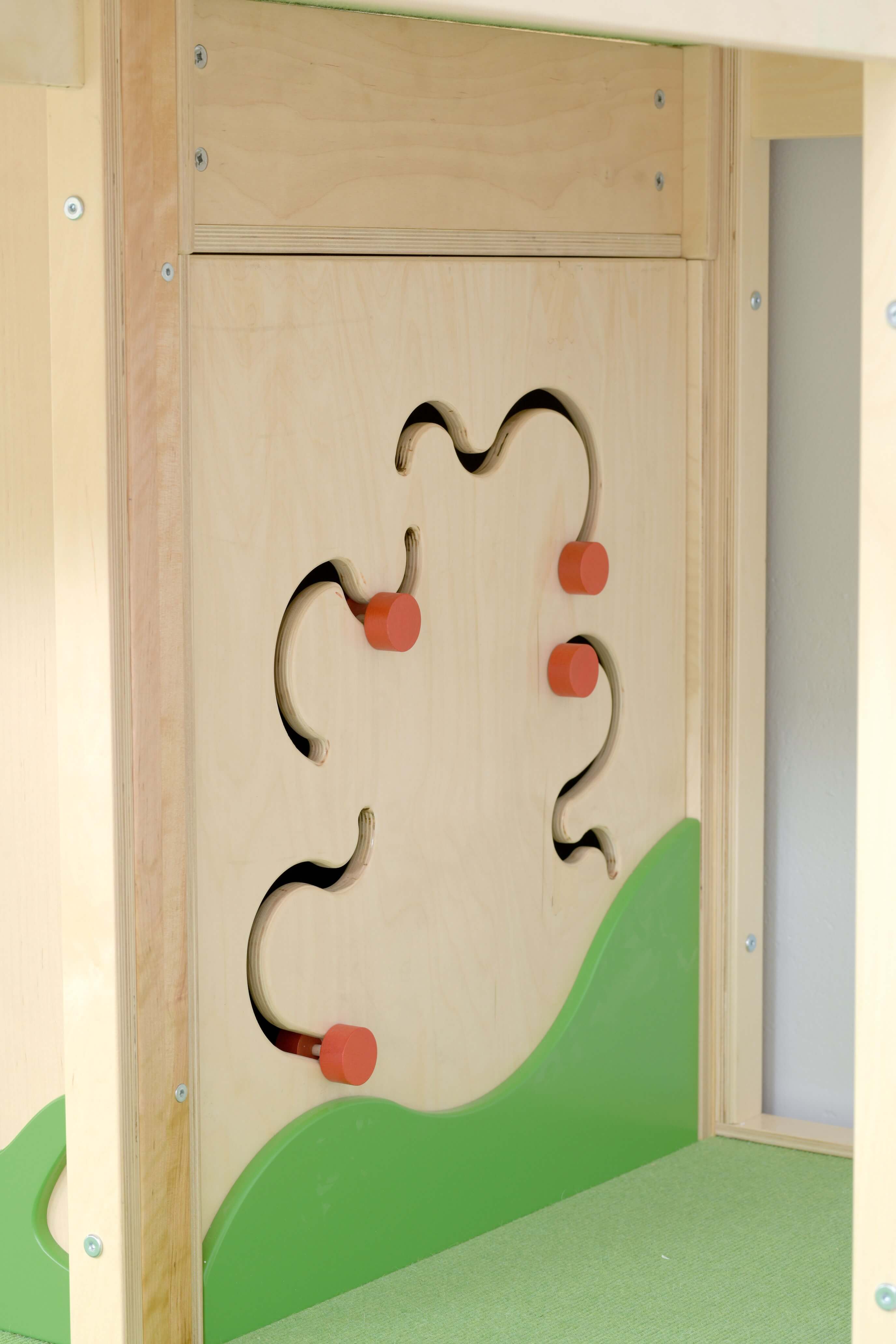 Kindergarten Hochebene Ben Detailansicht von Spielwand