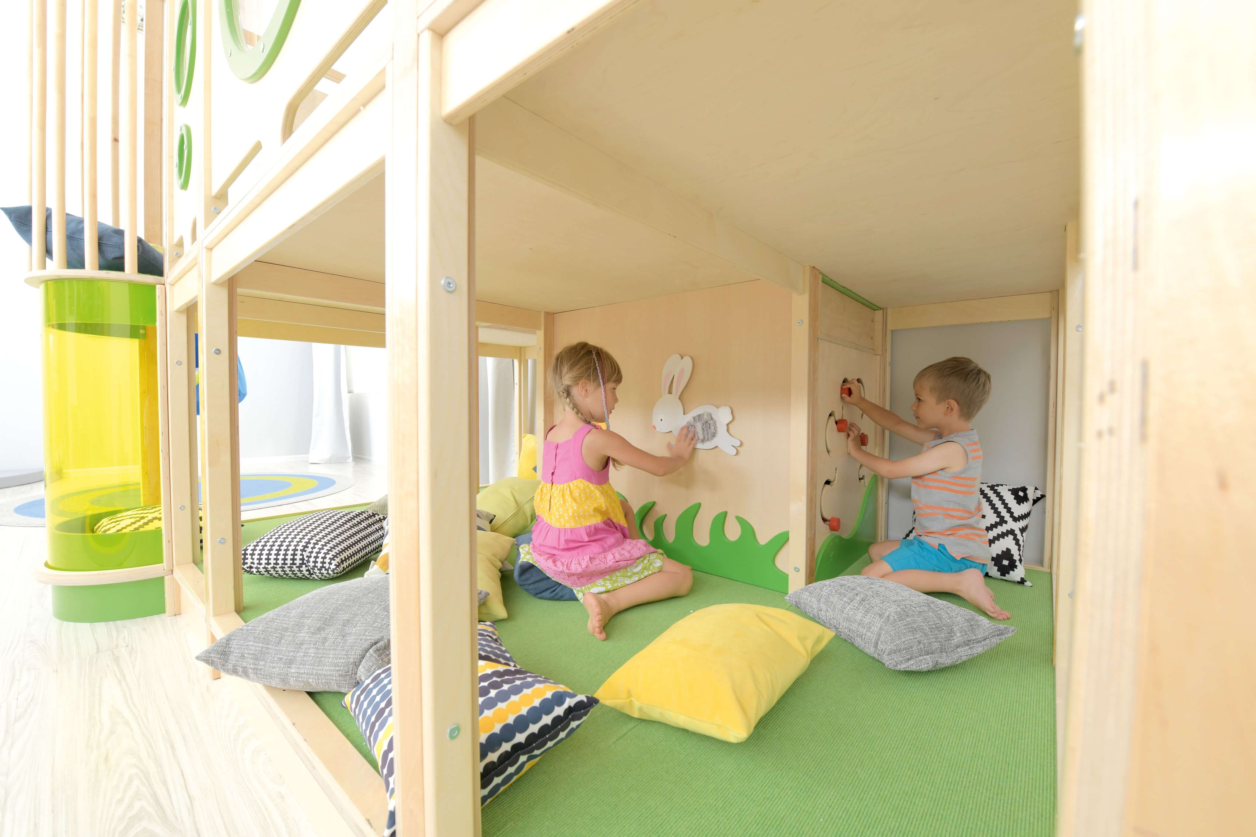 Kindergarten Hochebene Ben Detailnsicht mit Kindern an Spielwand