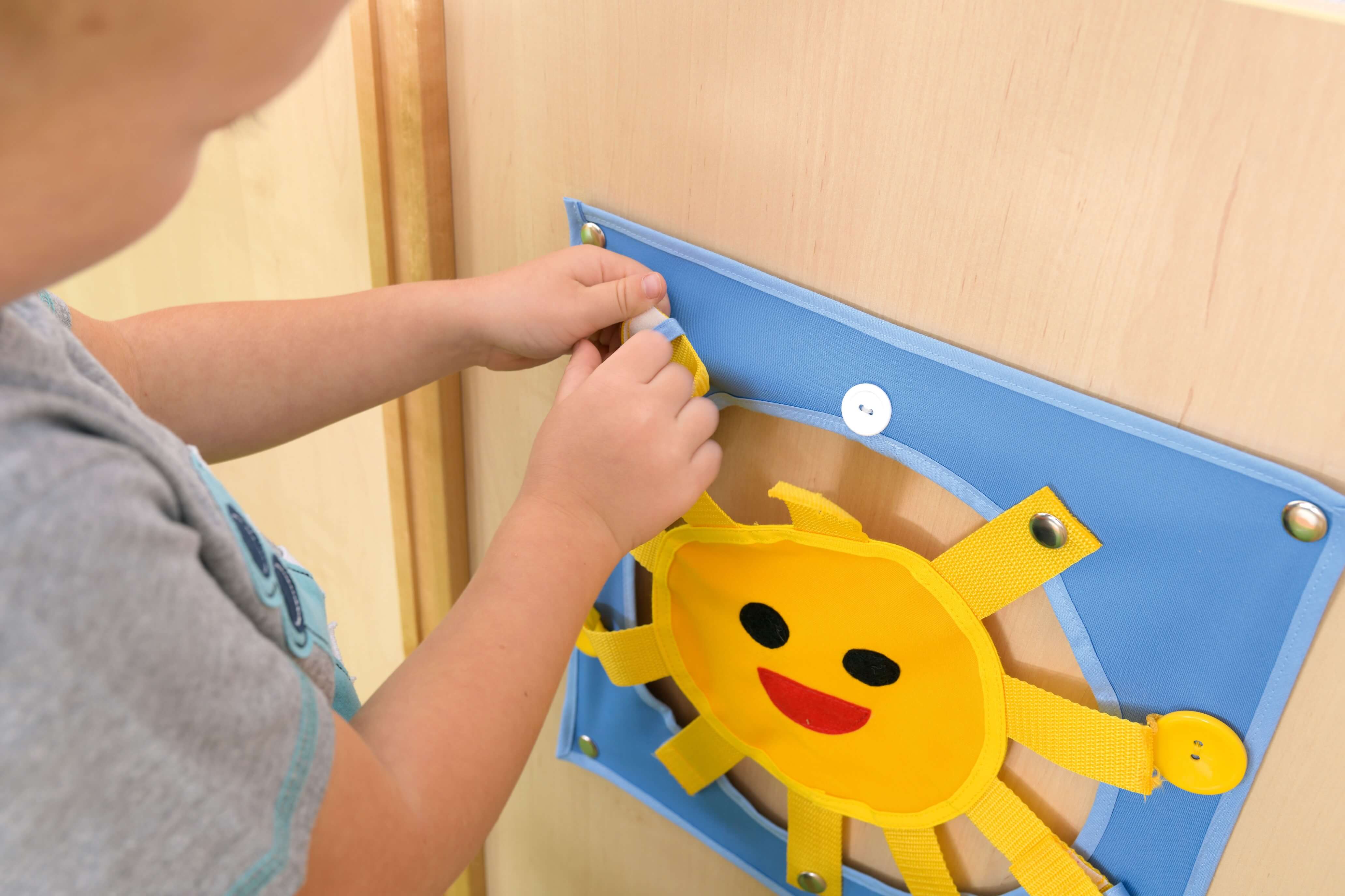 Kindergarten Spielburg Leo XXL Detailansicht Applikation für Motorik