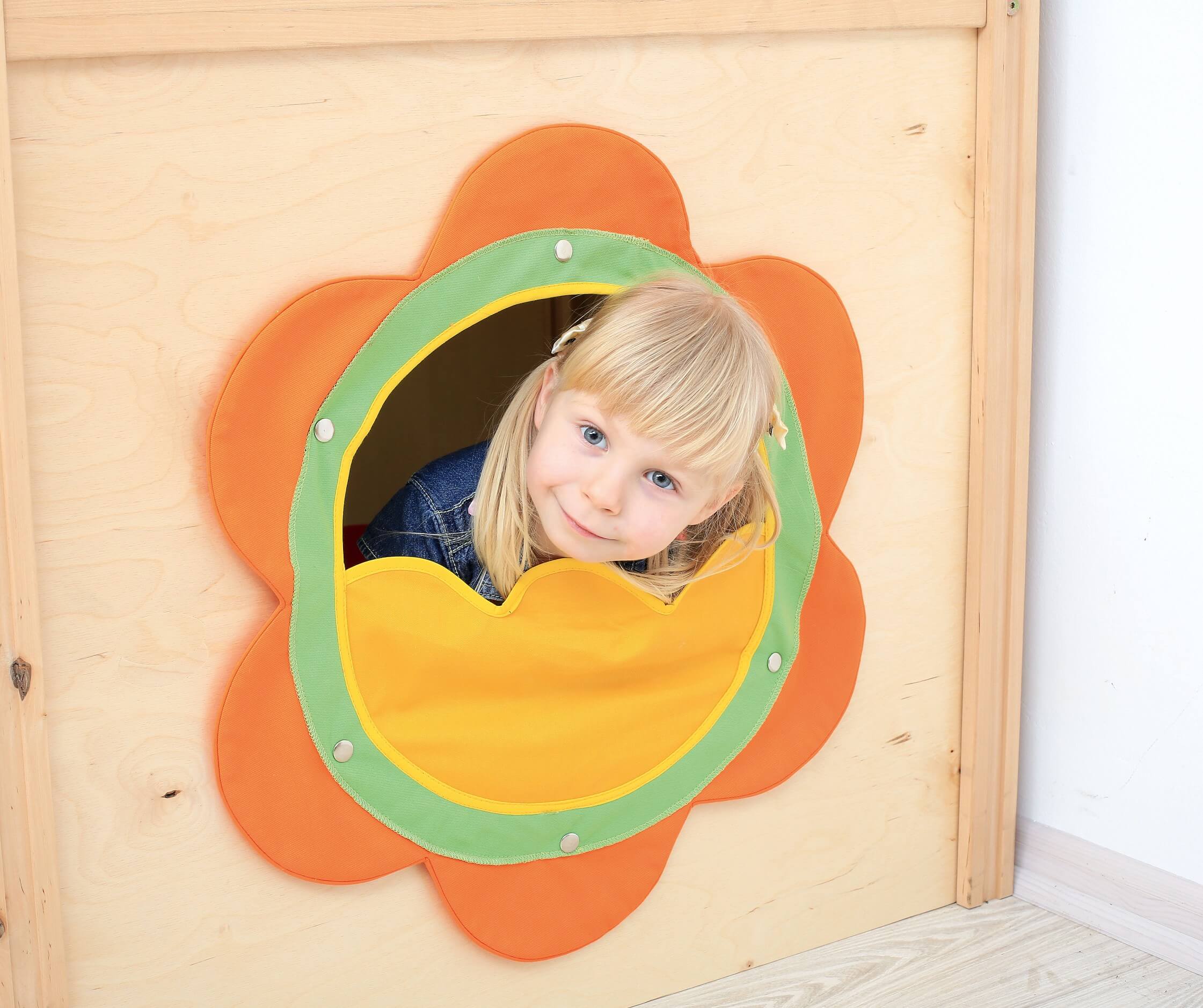 Kindergarten Spielburg Leo XXL Detailansicht Fenster mit lächelndem Kind
