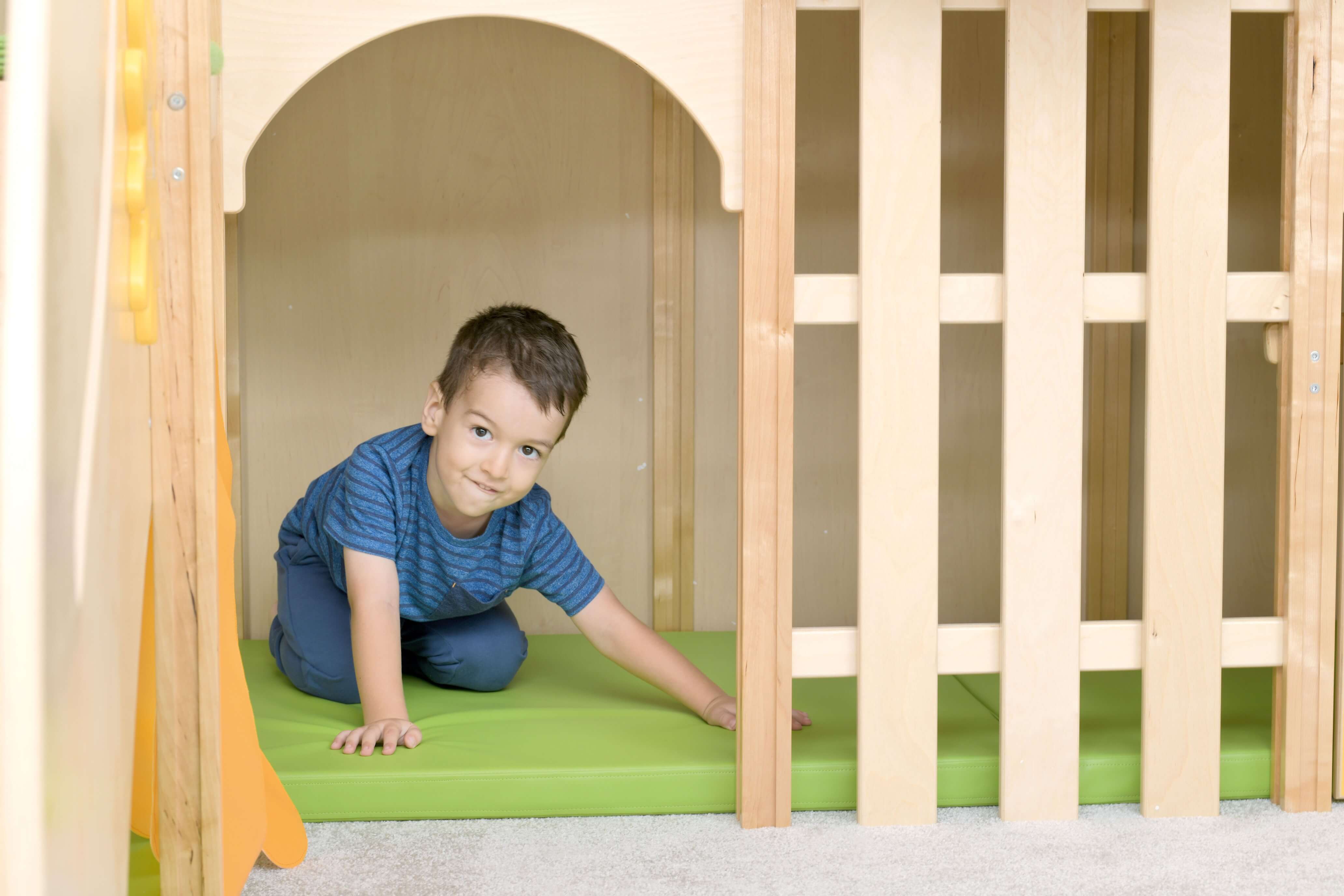 Kindergarten Spielburg Leo XXL Detailansicht Tunnel zum krabbeln mit Kind