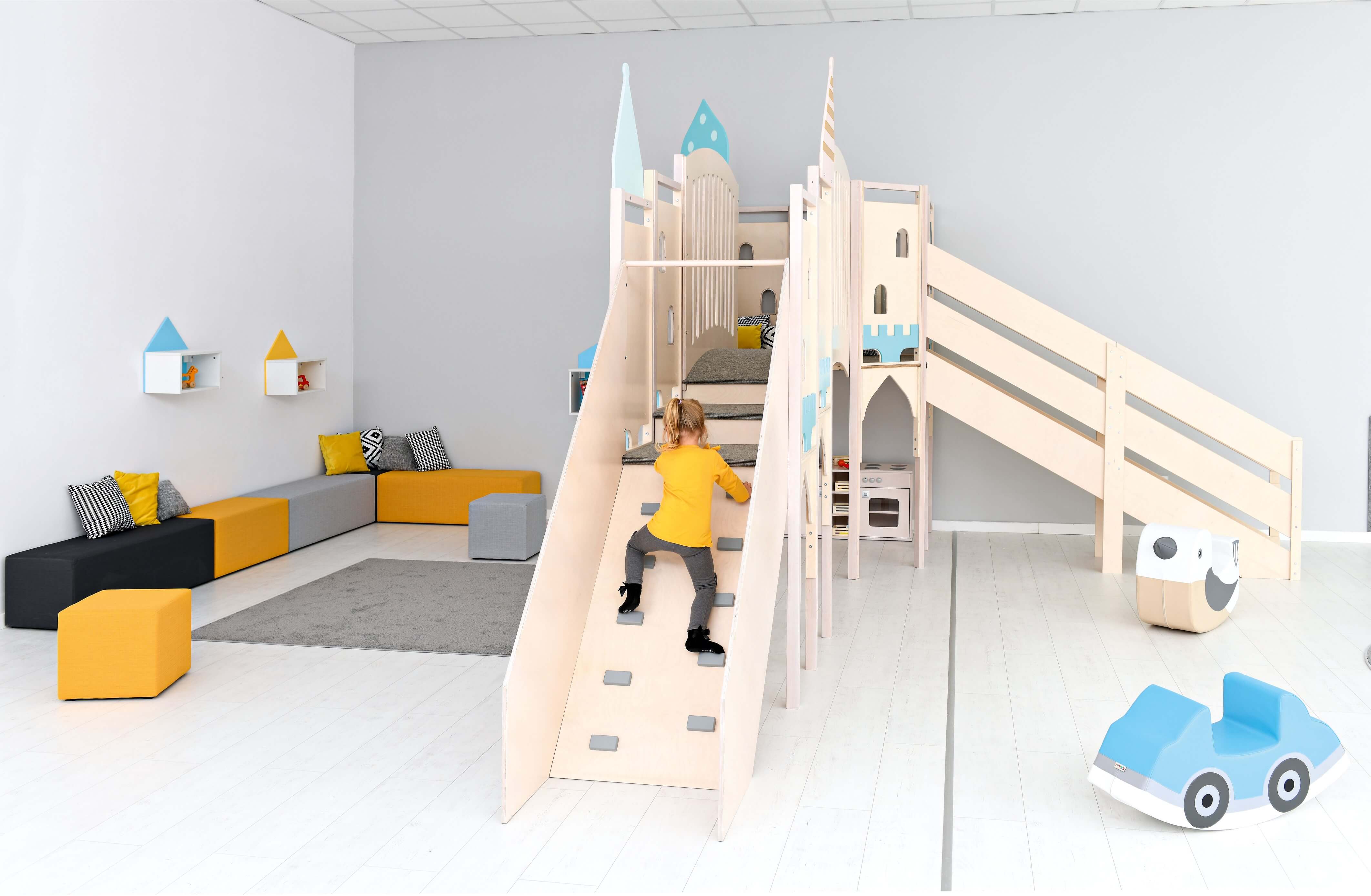 Kindergarten Spielburg Märchenschloss mit kletterndem Kind