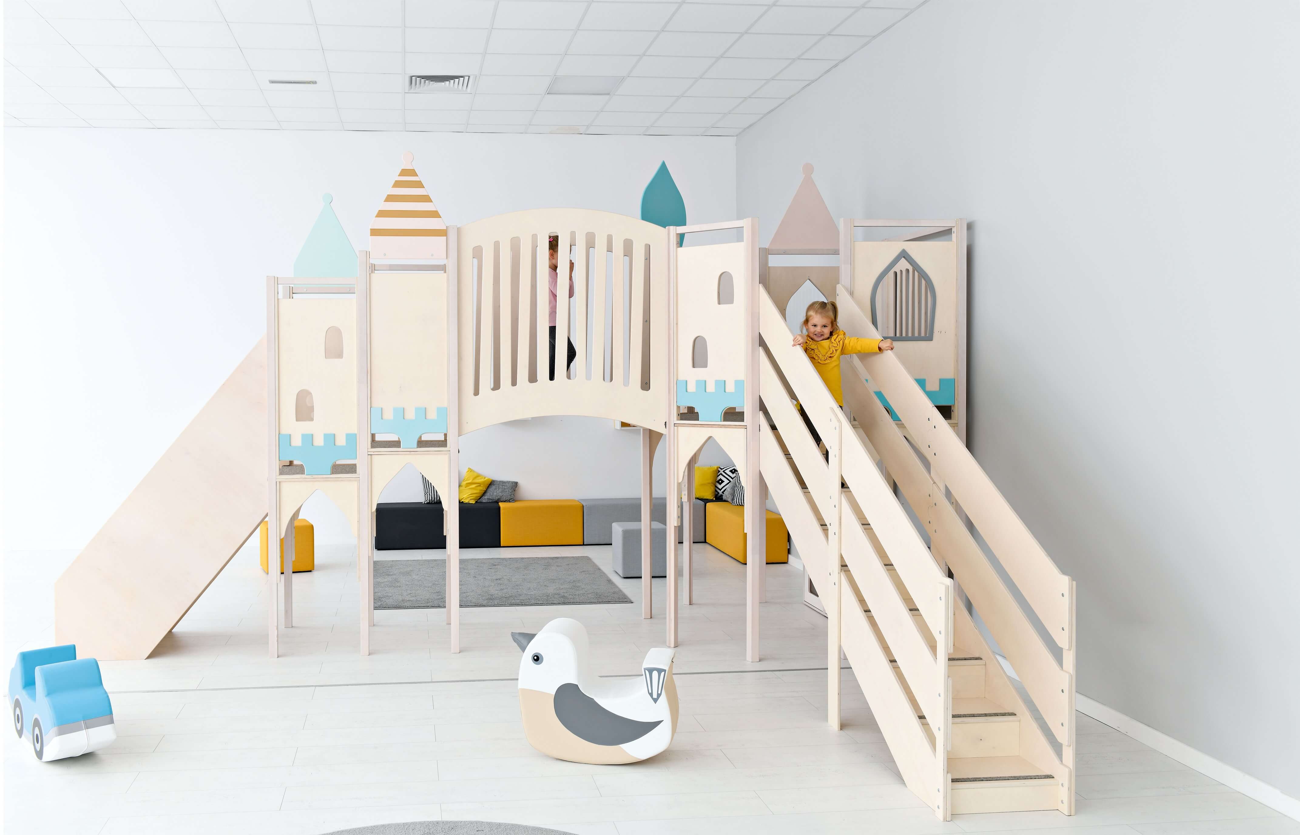 Kindergarten Spielburg Märchenschloss von der Seite mit Kindern