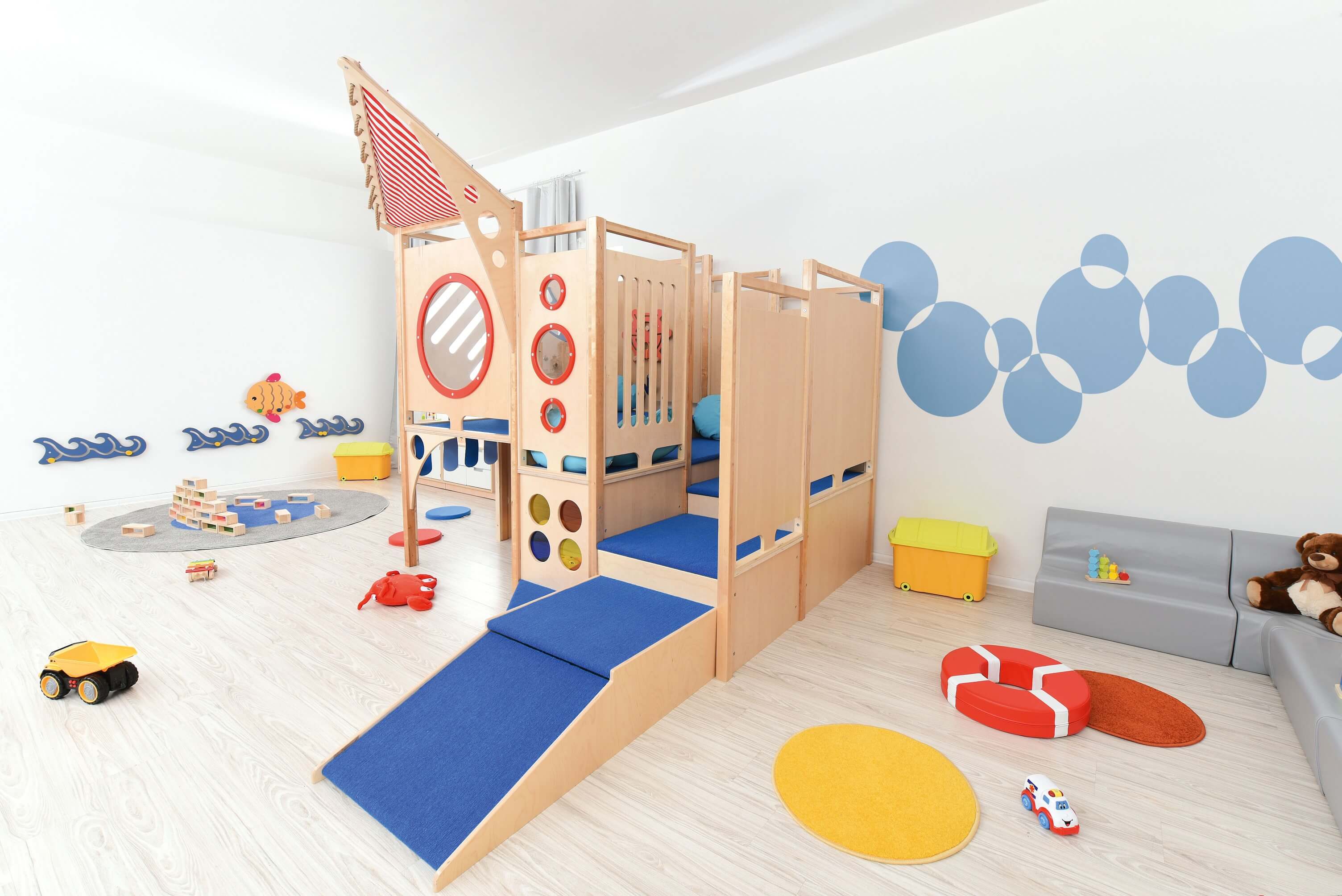 Kindergarten Spielburg Neptun im Gruppenraum von vorne rechts