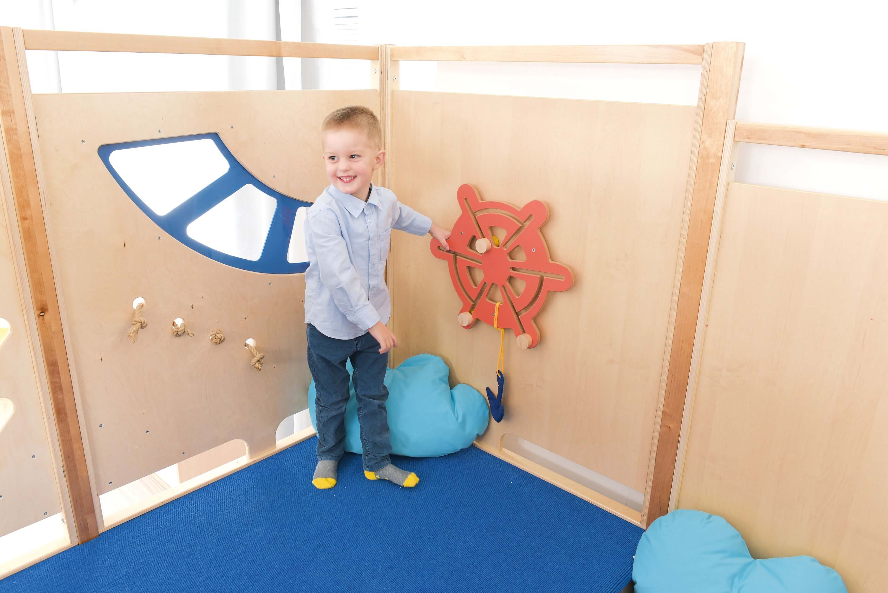 Kindergarten Spielburg Neptun obere Ebene Kind an Spielwand