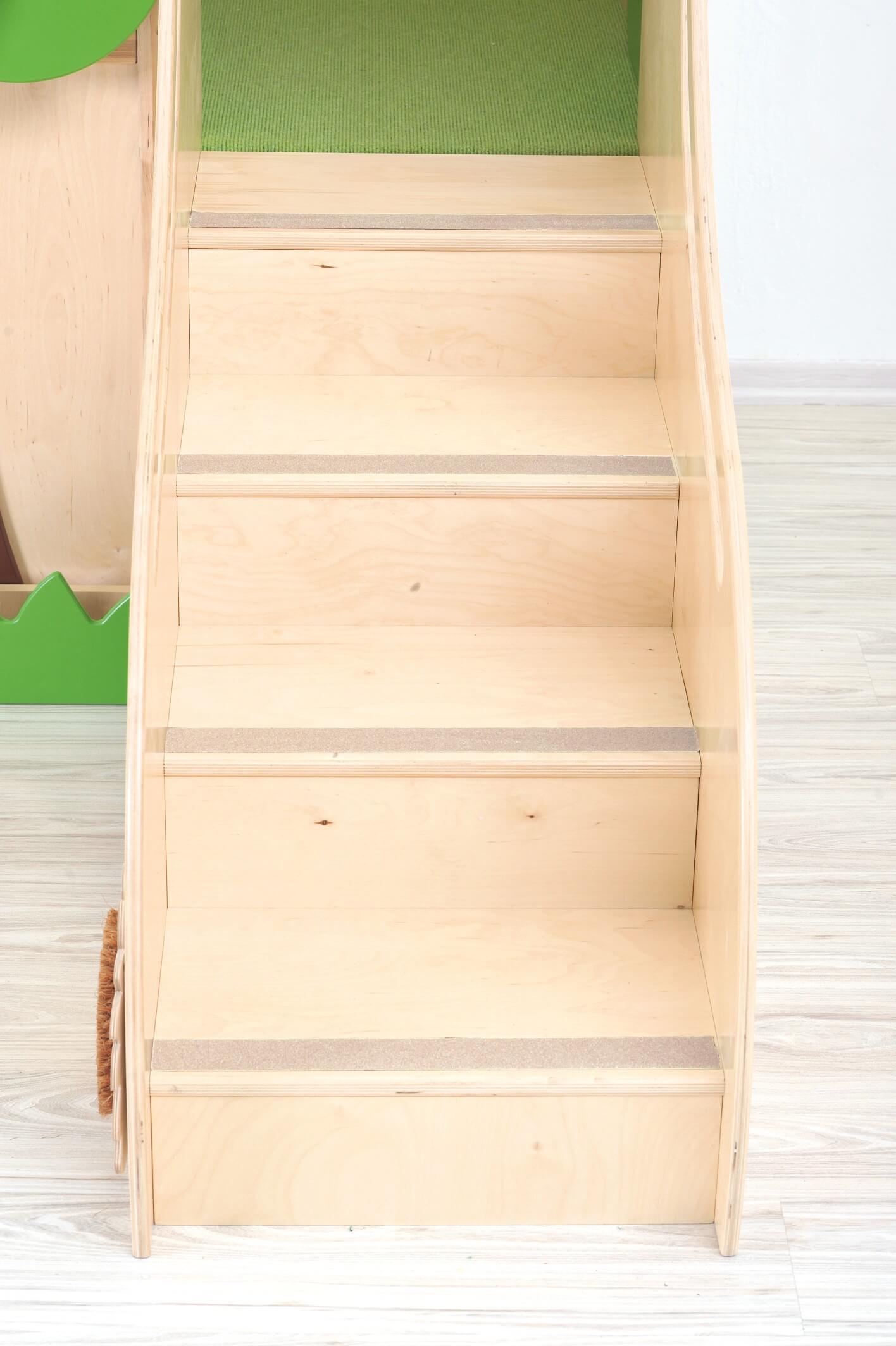 Kindergarten Spielpodest Baumhaus Detailansicht Treppe