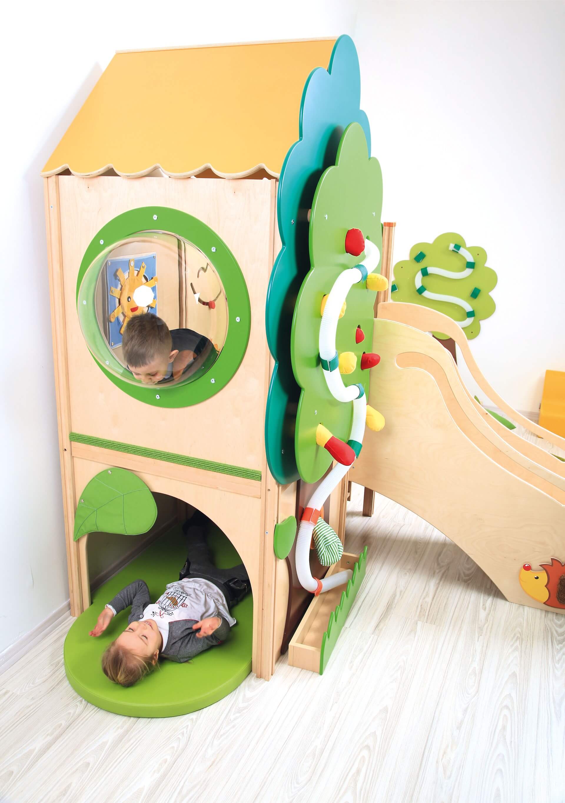 Kindergarten Spielpodest Baumhaus im Gruppenraum Kinder spielen 2