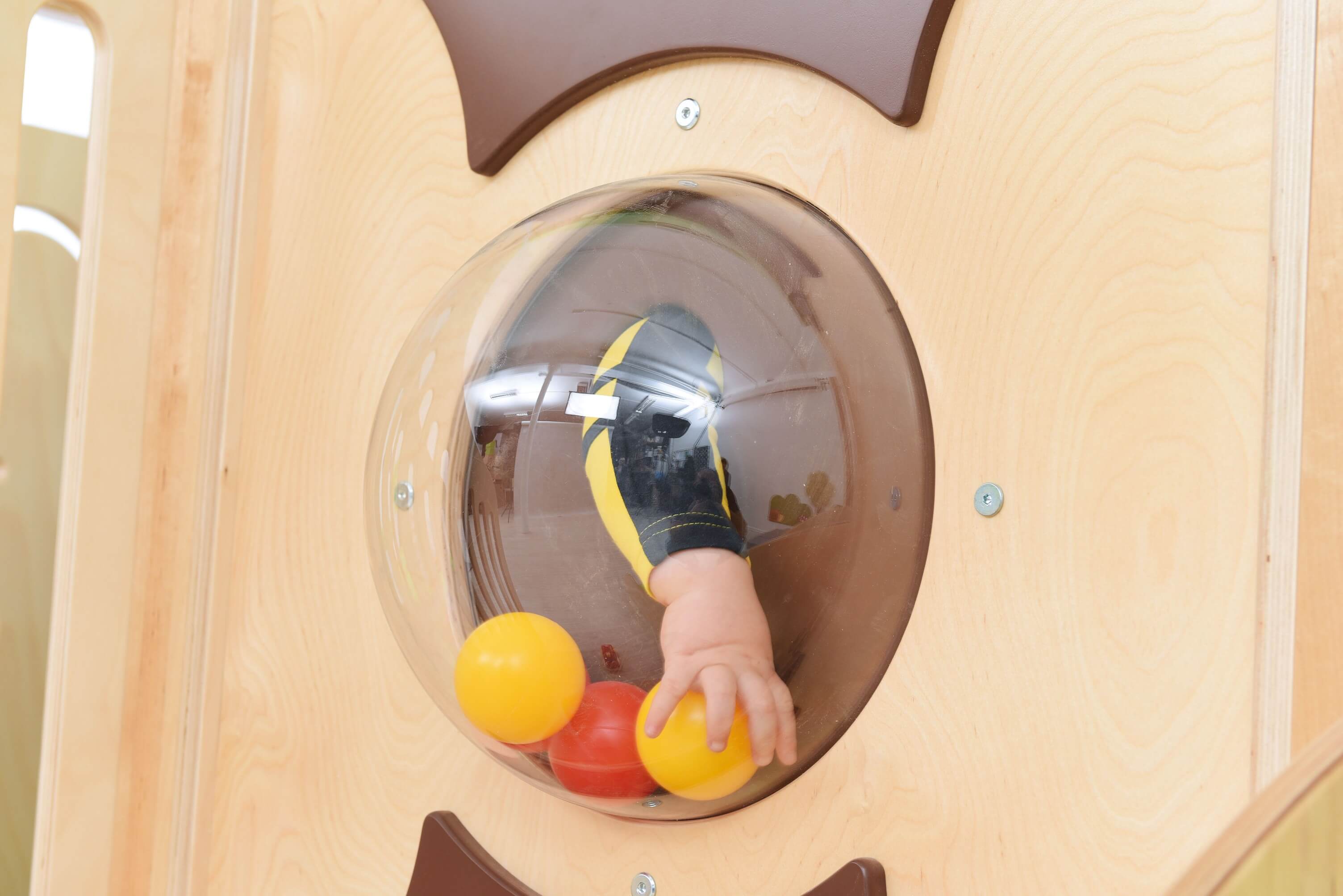 Kindergarten Spielpodest Vogelnest Krippenkind lernt Motorik