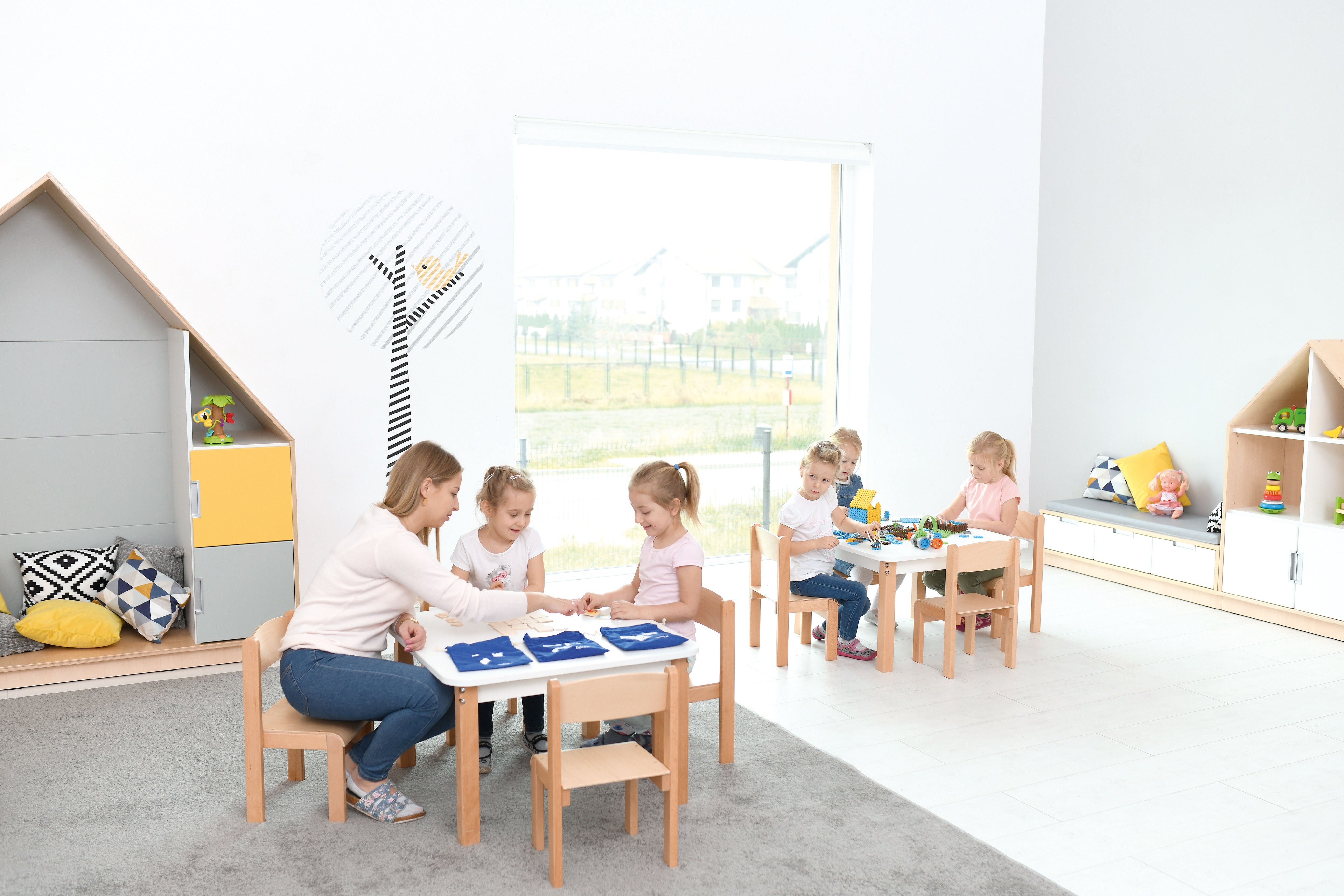 Kindergartenstuhl Phil im Gruppenraum mit Kindern und Erziehern