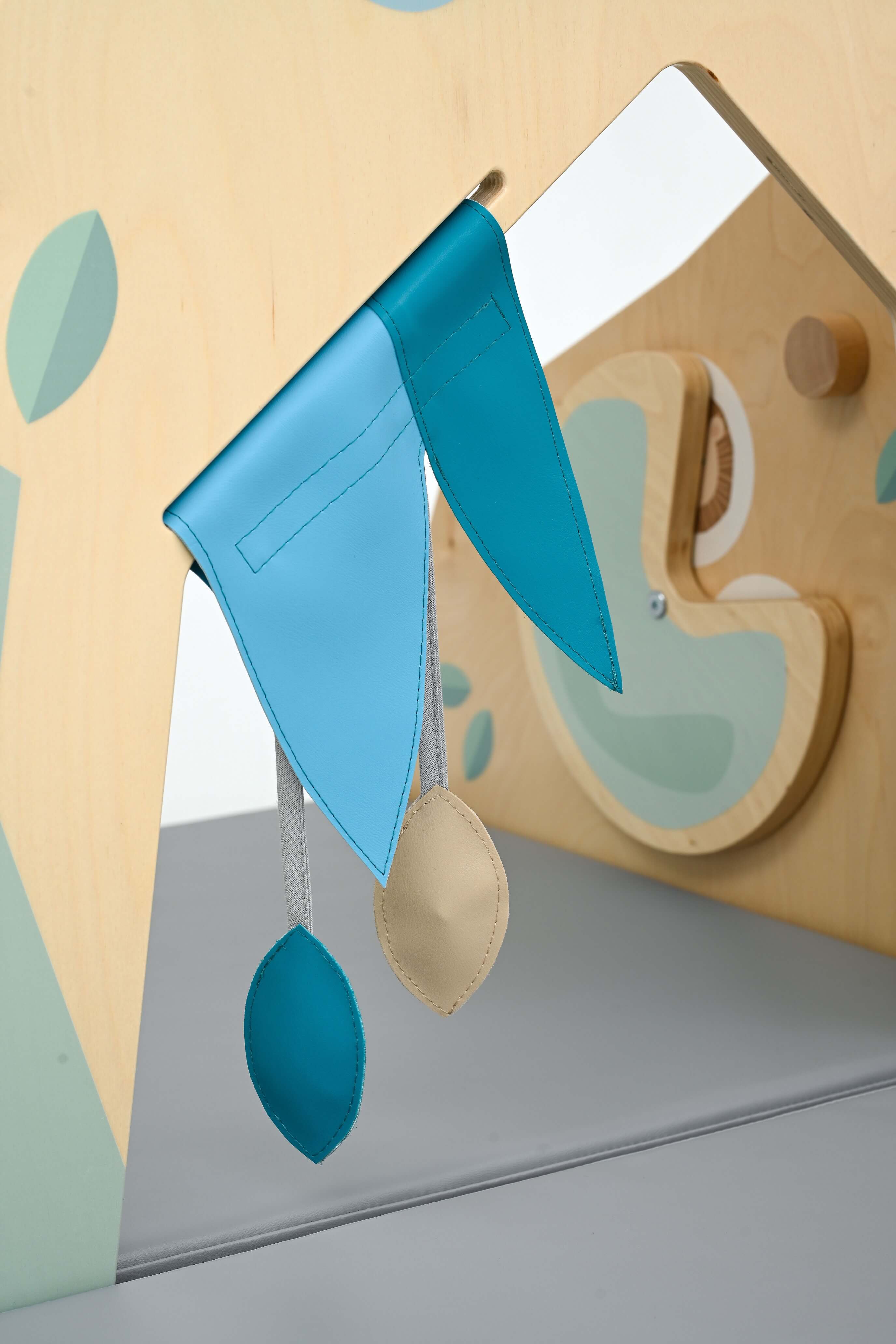 Kleinkindspielecke Bergwiese für Krippen und Kindergarten Detailansicht Sensorikspielzeug 2