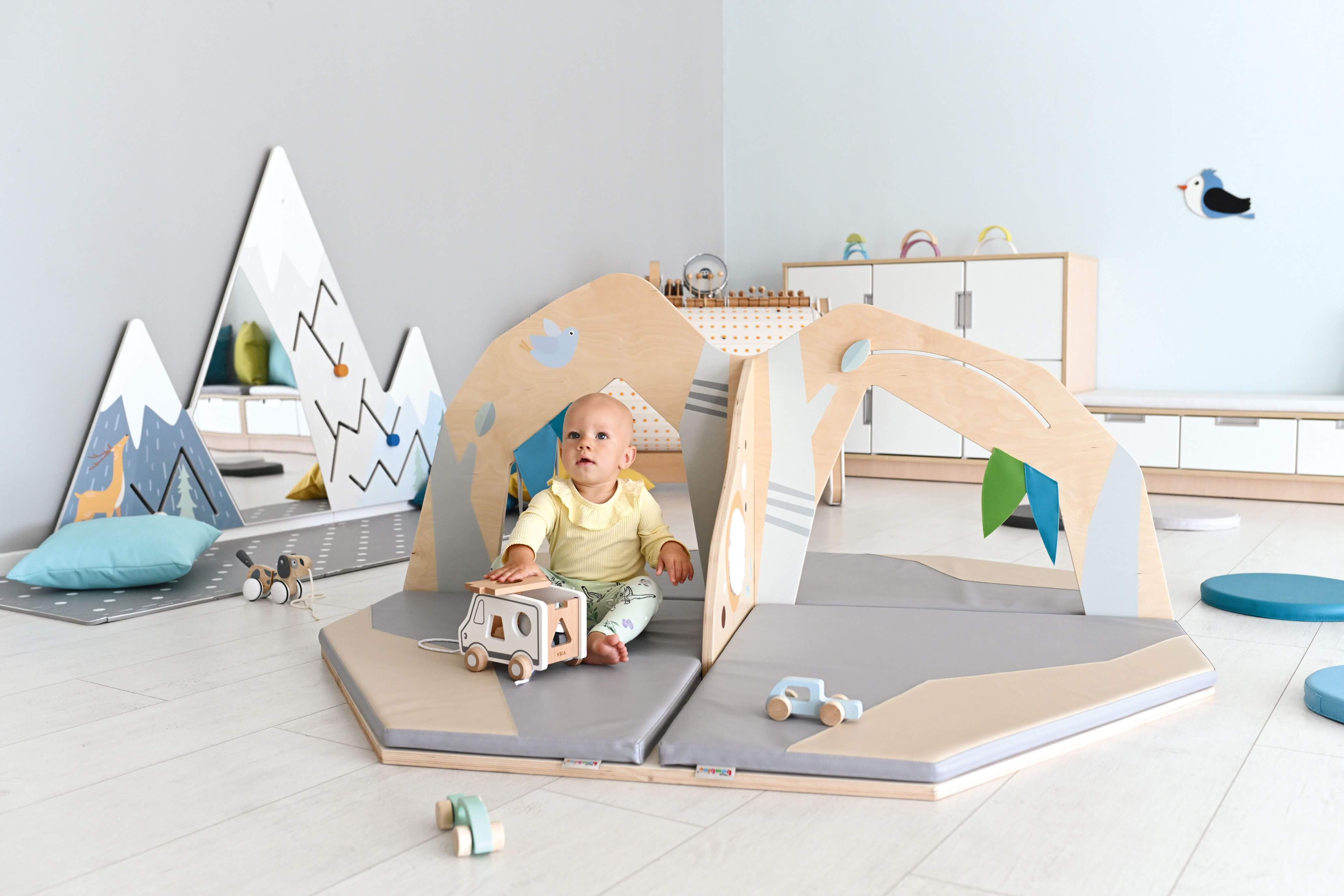 Kleinkindspielecke Bergwiese für Krippen und Kindergarten Krippenkind spielt