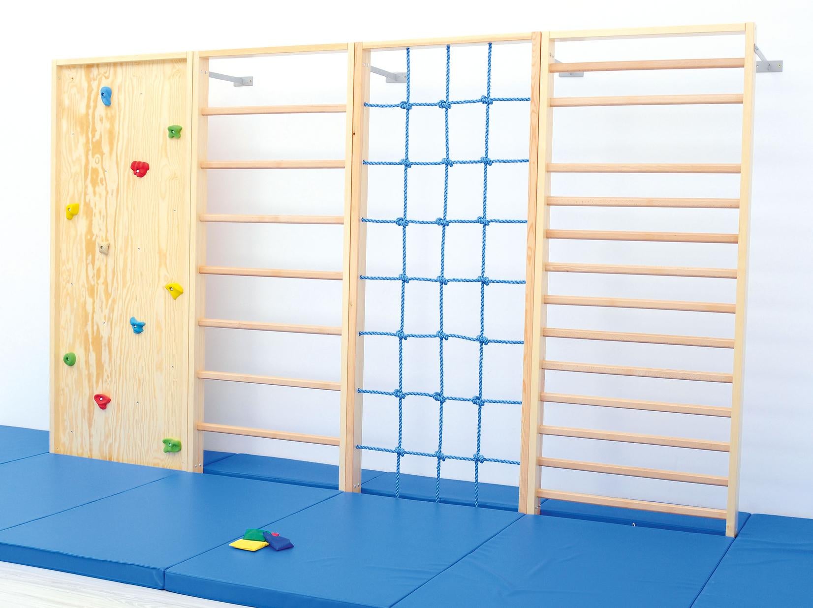 Kletterwand für die Turnhalle mit Sprossen und Netz.