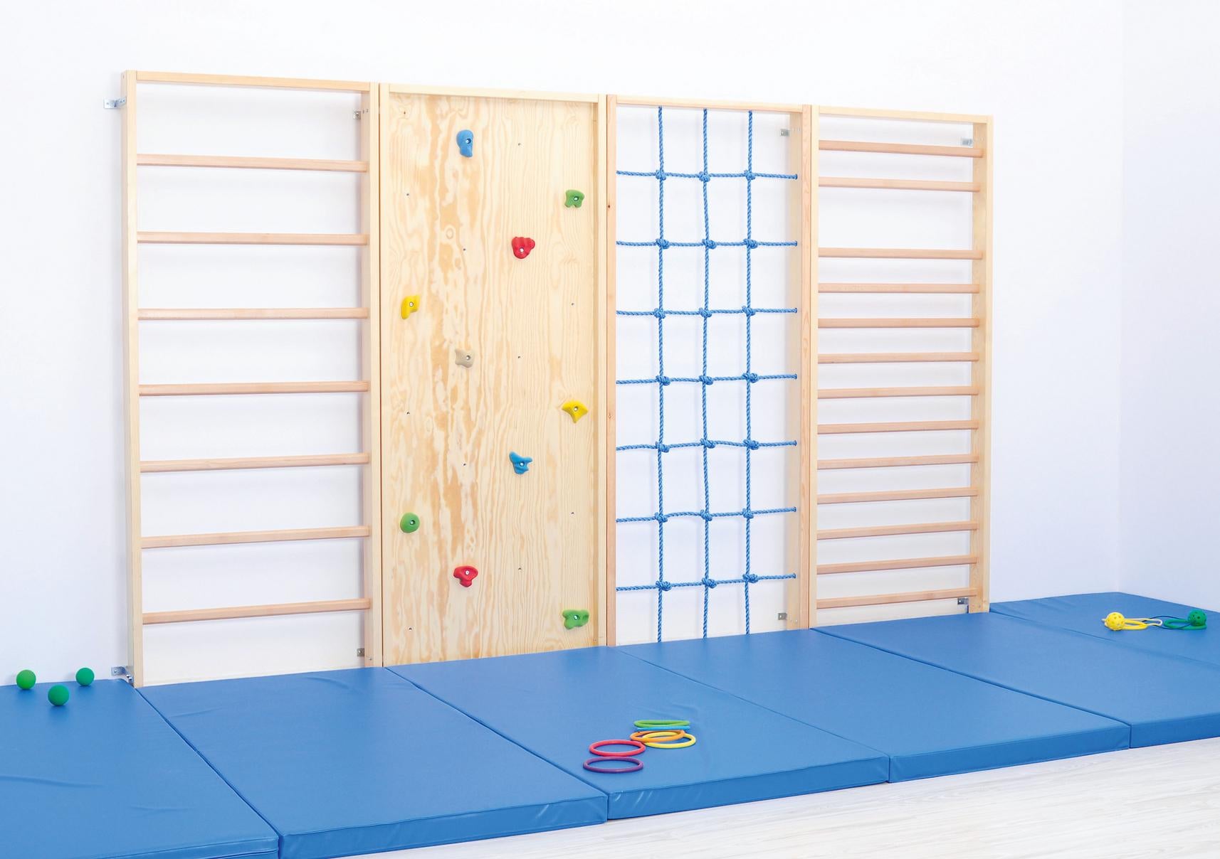 Kletterwand für die Turnhalle mit Sprossen und Netz.