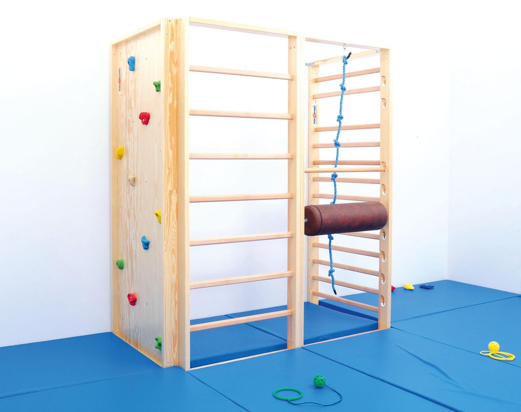 Kletterwand für die Turnhalle mit Sprossenwand und Seil.