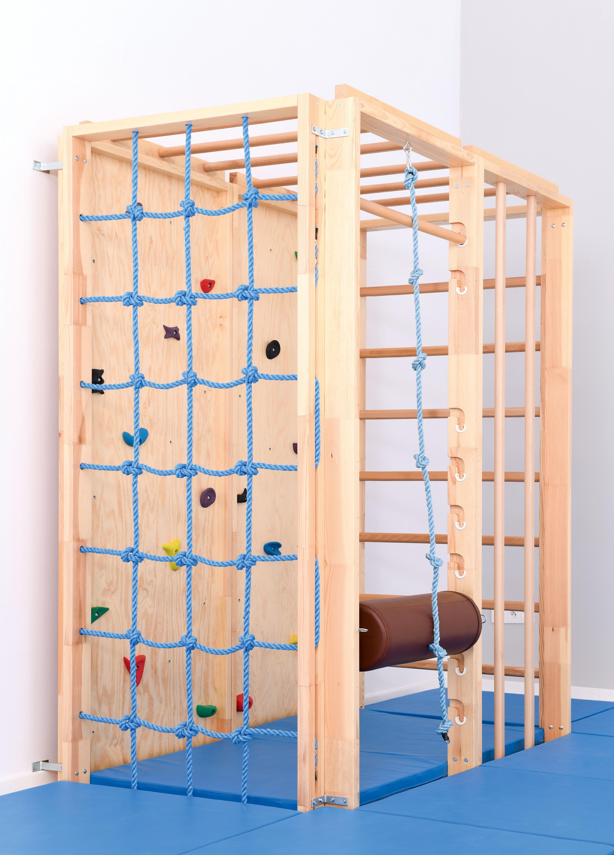 Modulare Kletterwand mit Netz und Sprossenwand in Turnhalle.