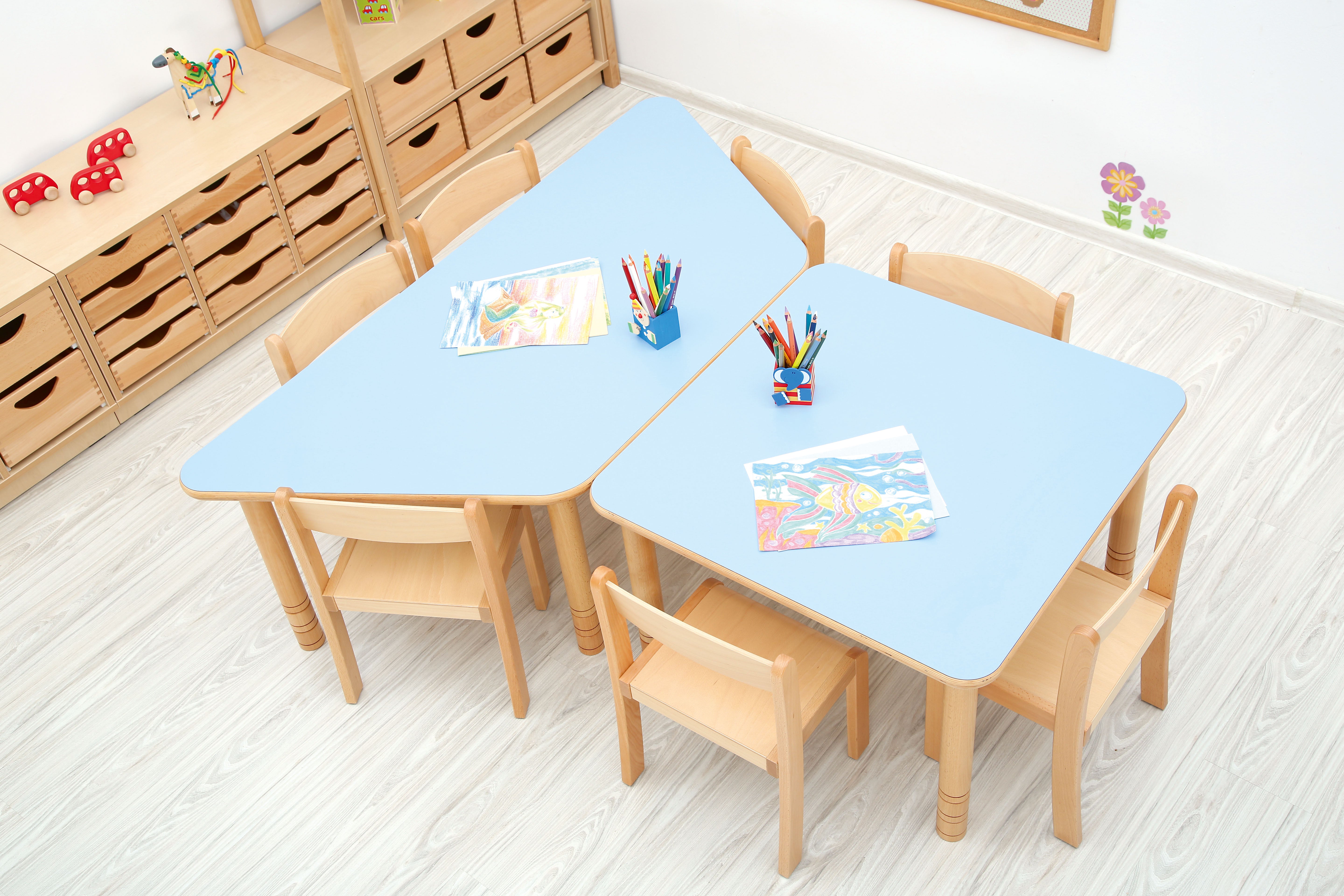 Quadratischer Tisch für Kindergarten Krippe und Grundschule im Gruppenraum