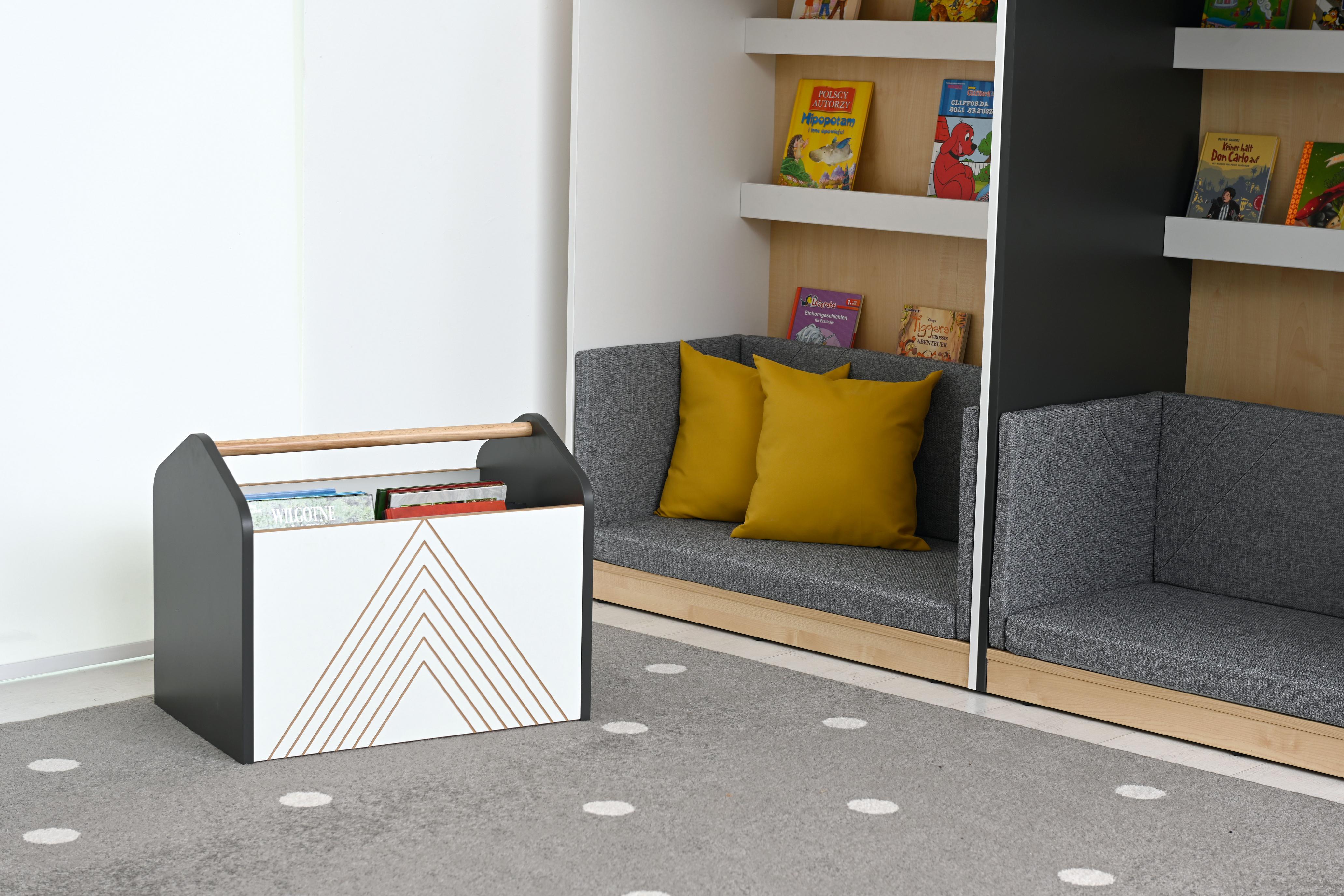 Rollbehälter für Bücher mit Tragegriff in Leseecke. - Produkt wird im Kindergarten oder Schule genutzt.