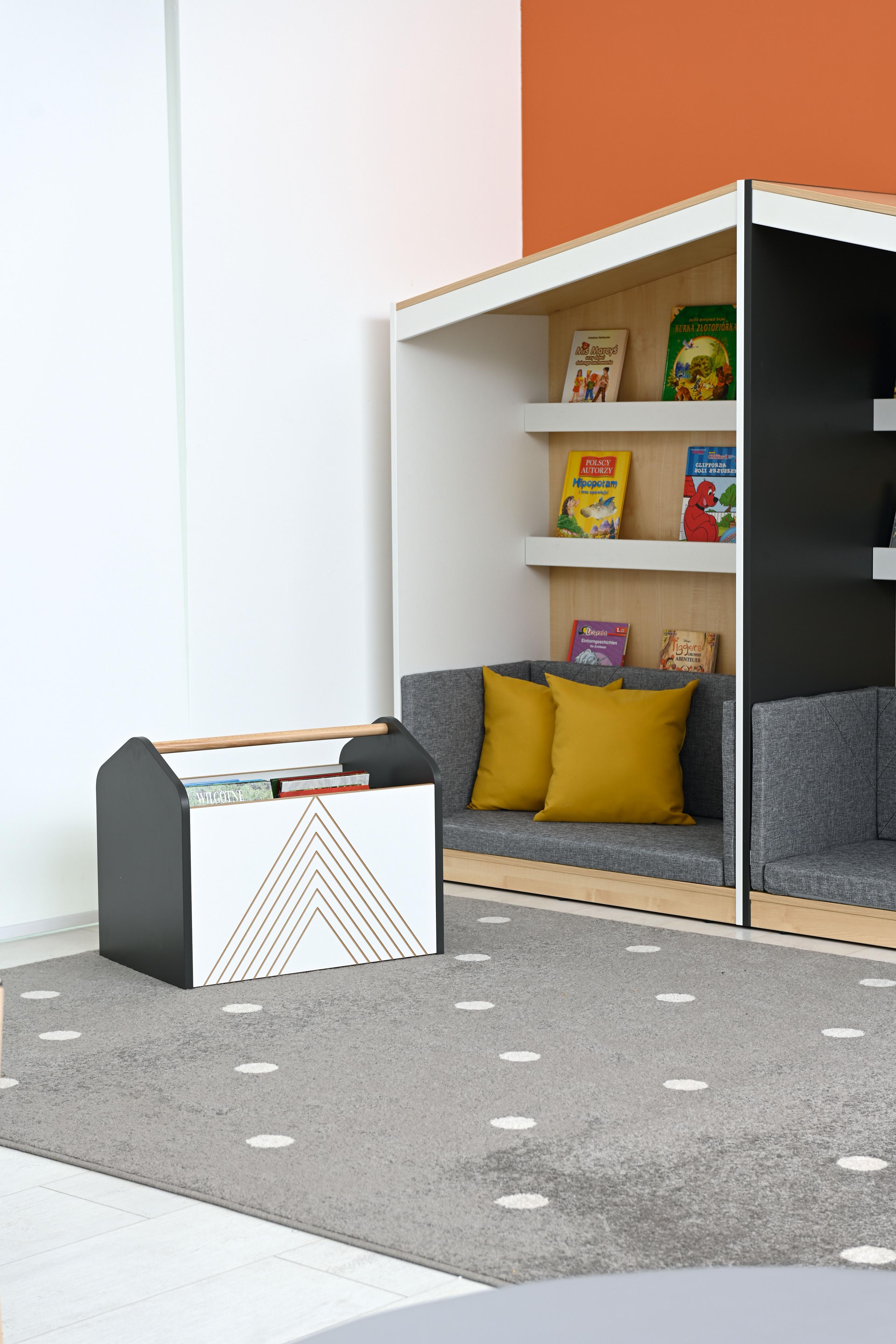 Rollbehälter mit Büchern in moderner Leseecke platziert. - Produkt wird im Kindergarten oder Schule genutzt.