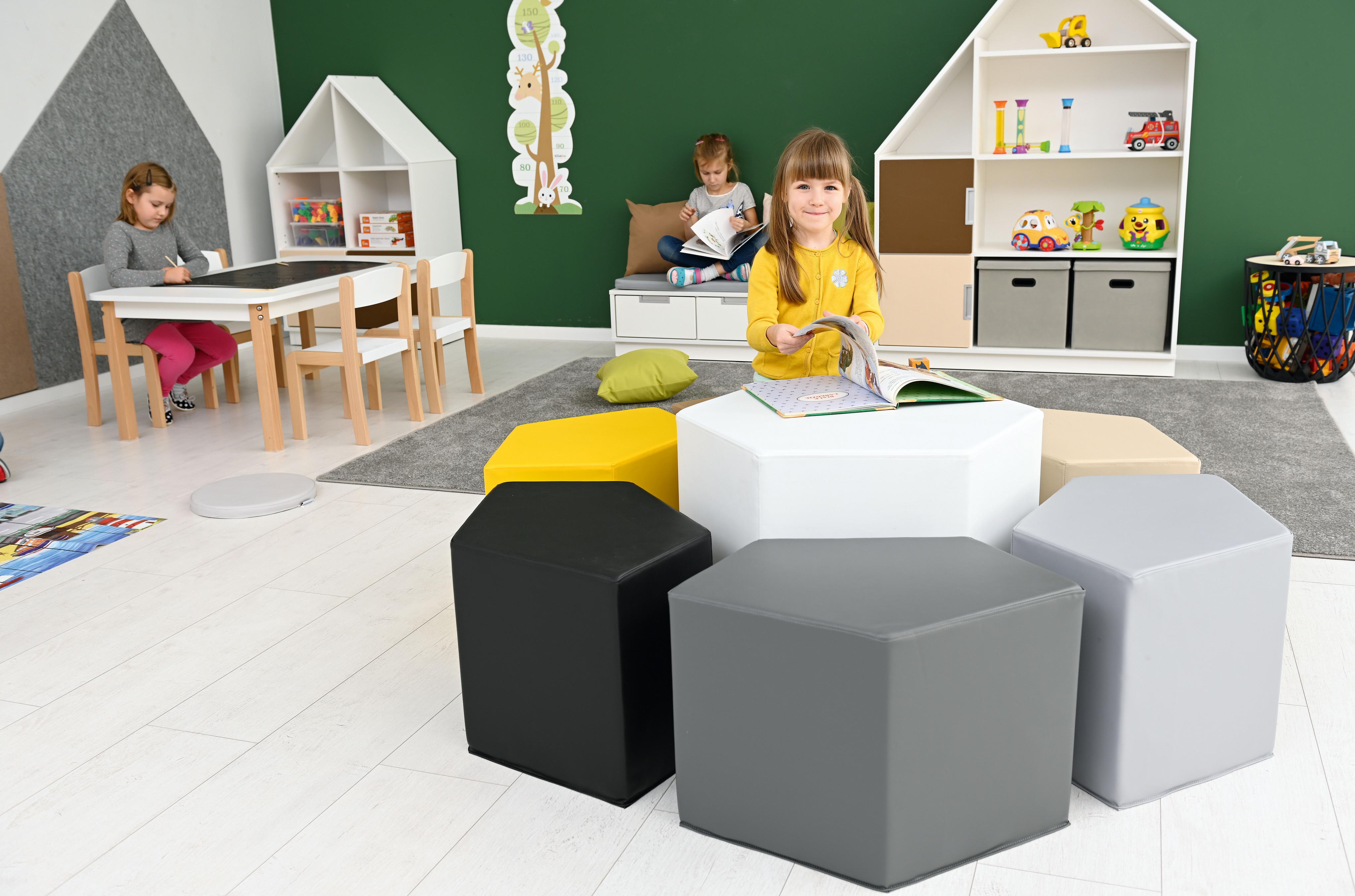 Schaumstoff-Sitzgruppe Loris 2, Sitzhöhe 38 cm, im Kita-Gruppenraum mit Kindern