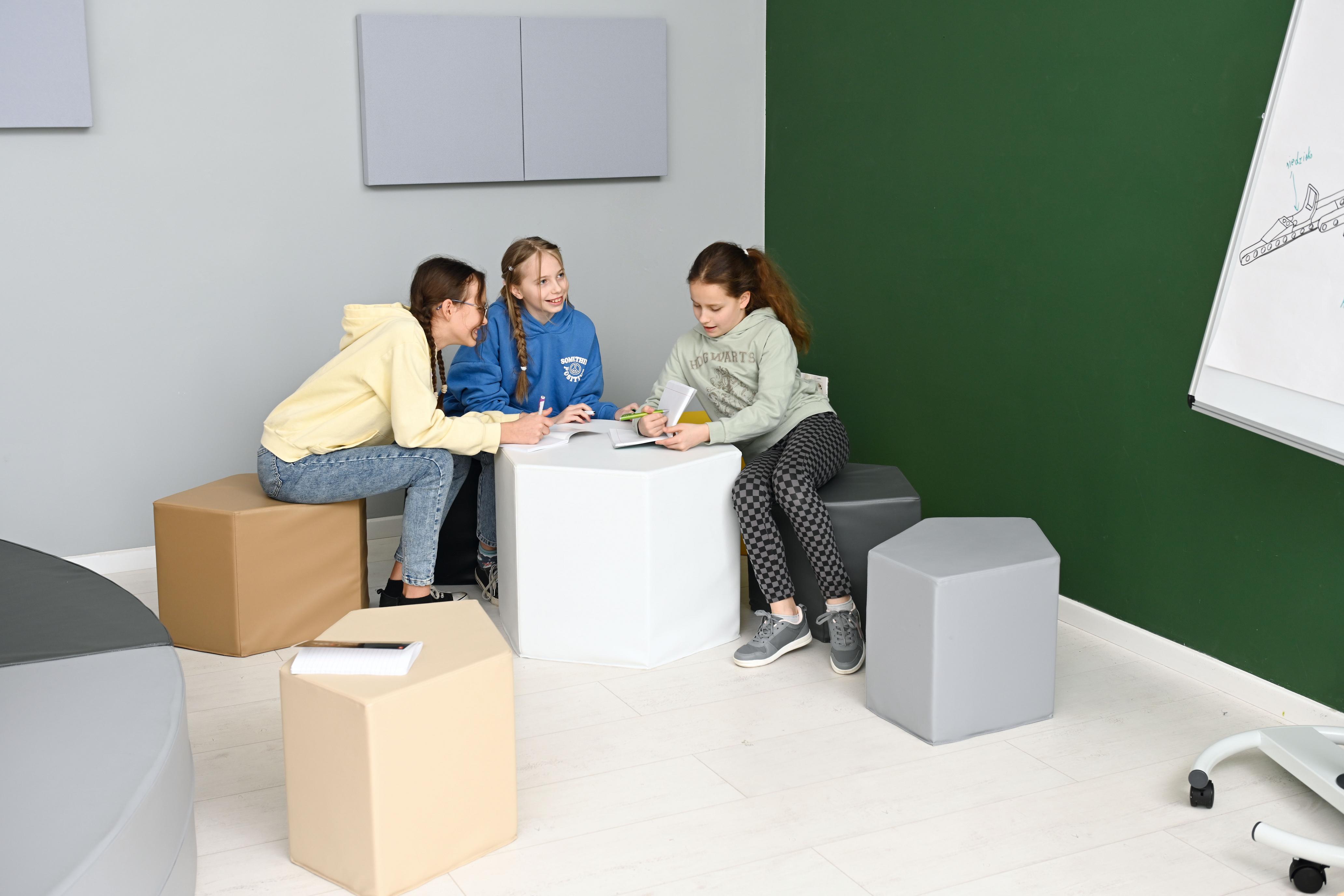Schaumstoff-Sitzgruppe Loris 2, Sitzhöhe 38 cm, mit Kindern im Klassenzimmer