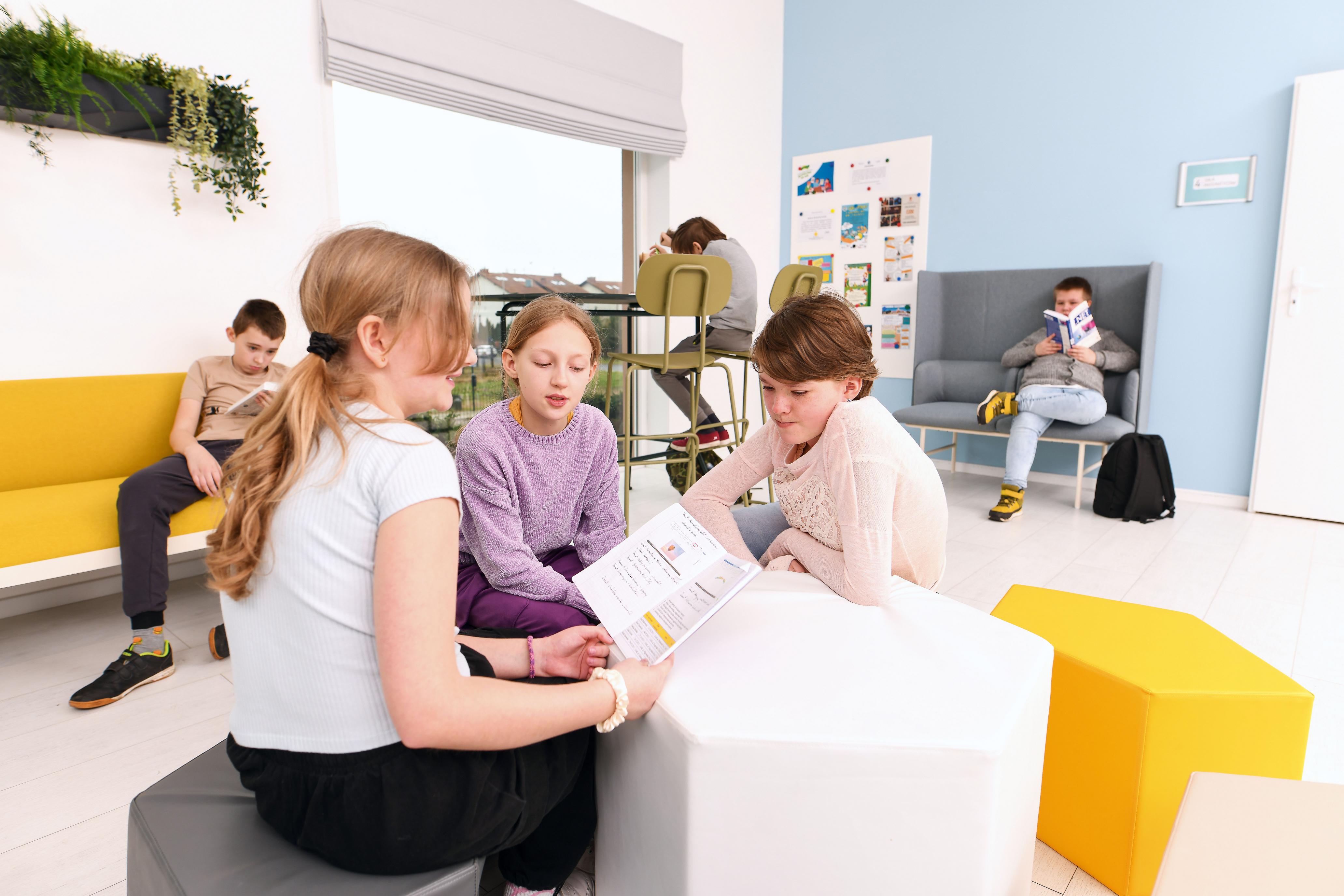 Schaumstoff-Sitzgruppe Loris 2 - Sitzhöhe 38cm mit lesenden Kindern
