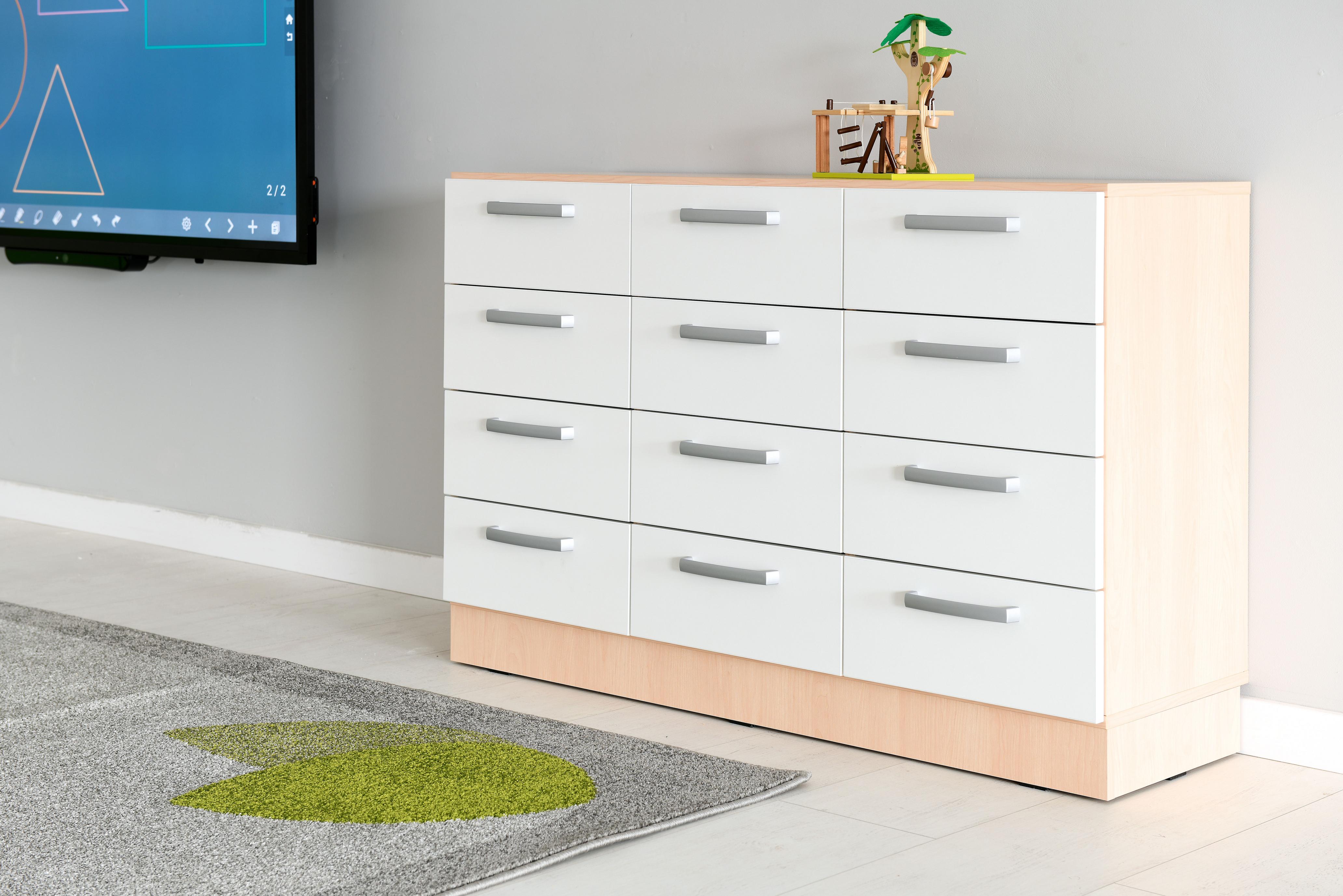 Schubladenschrank, 12 Schubladen, Ahorn, weiße Fronten, Gruppenraum.