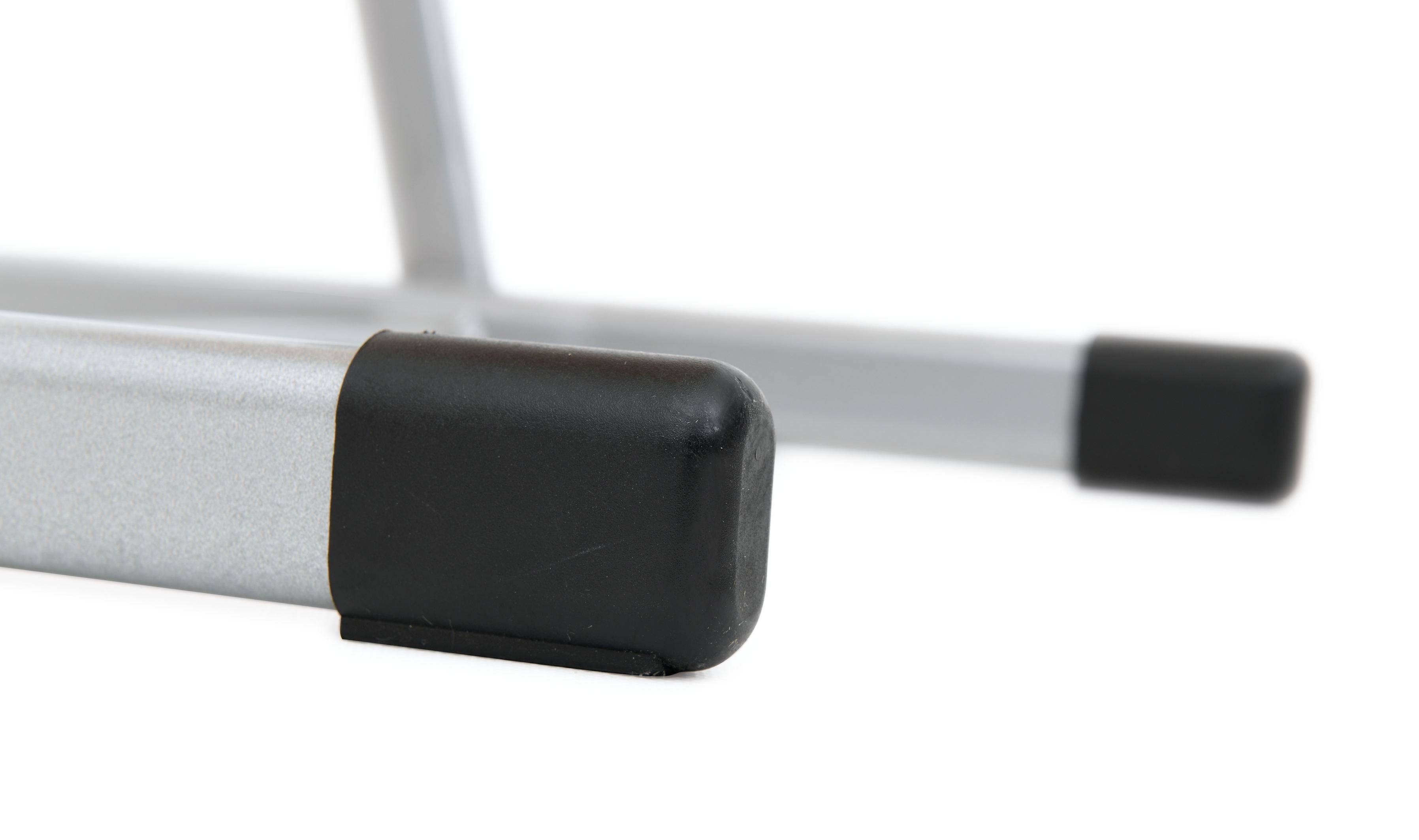 Schüler-Kufenstuhl Metallgestell mit schützenden Kunststoffgleitern.