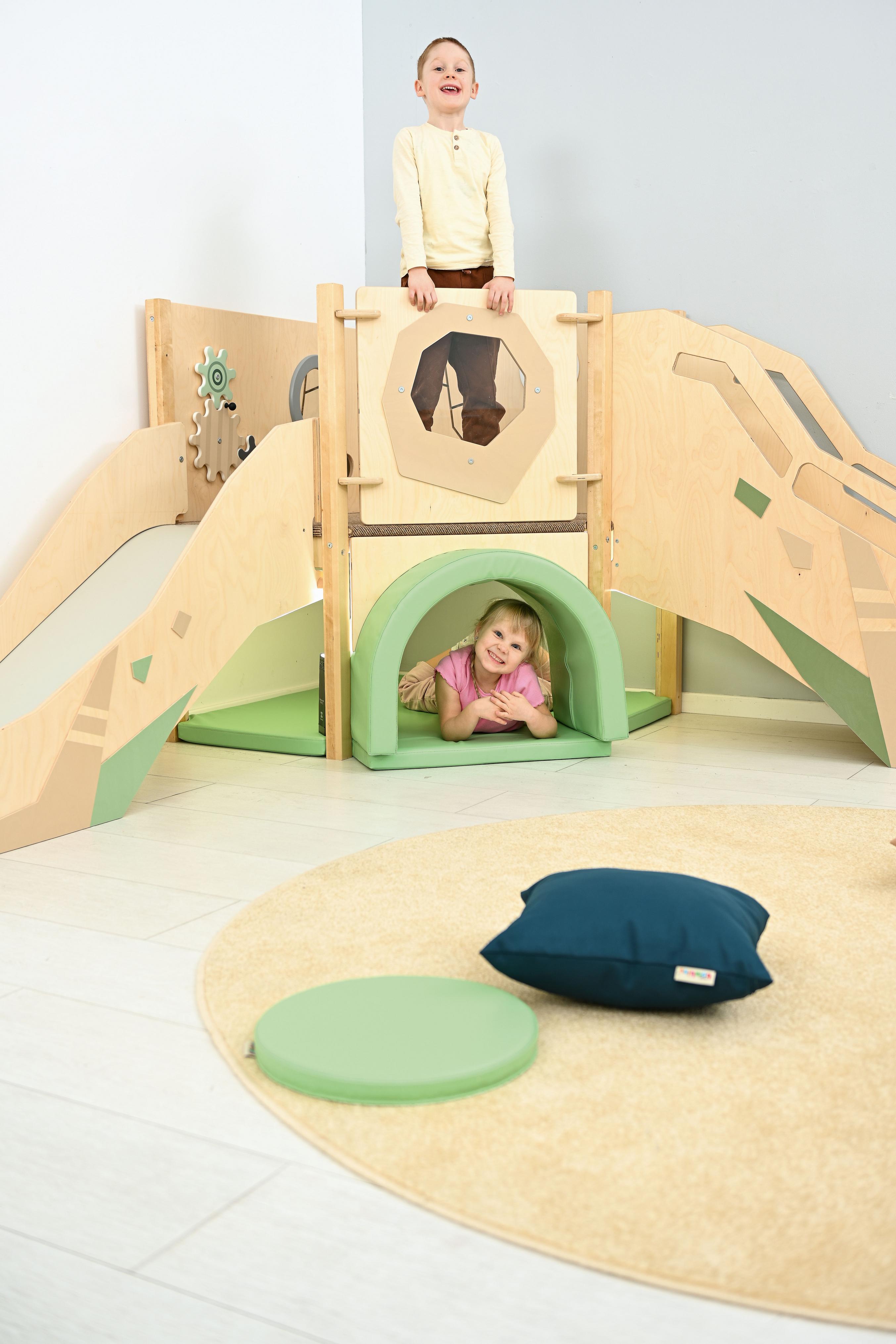 Sensorische Spielecke mit Hochebene, Kinder spielen fröhlich.