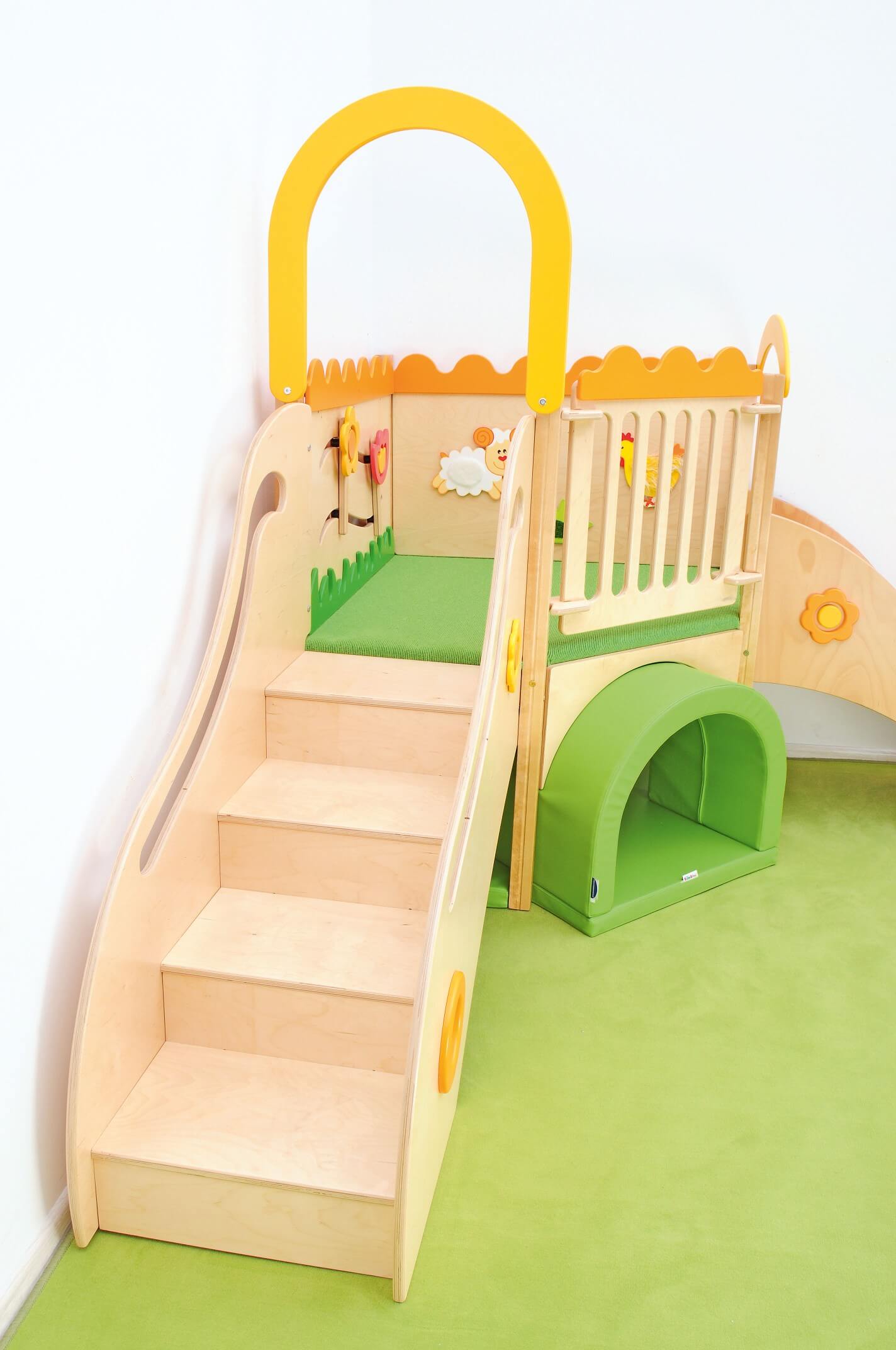 Sensorisches Spielpodest für Krippe und Kindergarten Wiese Detailsicht Treppe