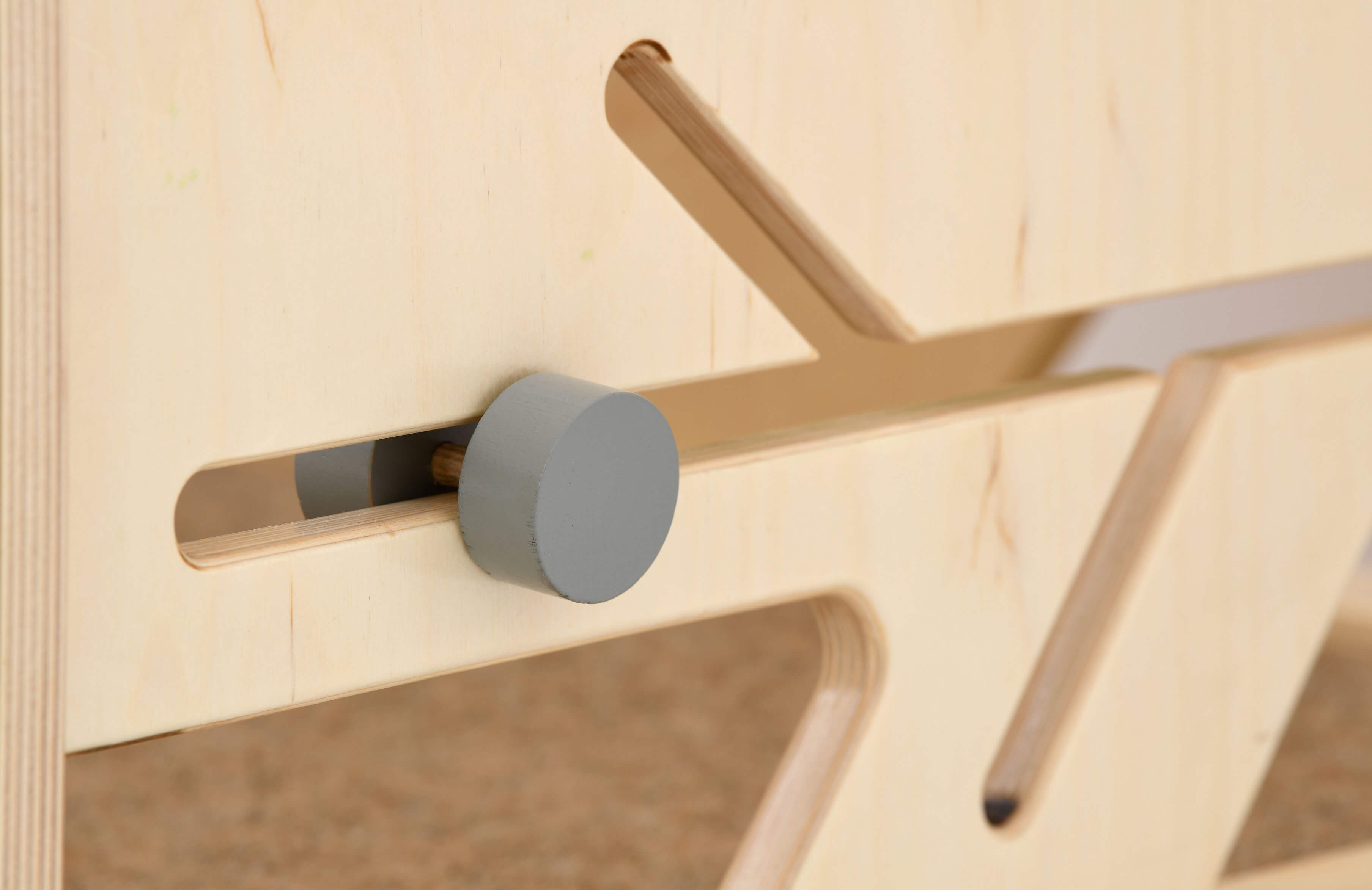 Spielpodest Flora für Kindergarten Detailansicht Spielwand für Motorik