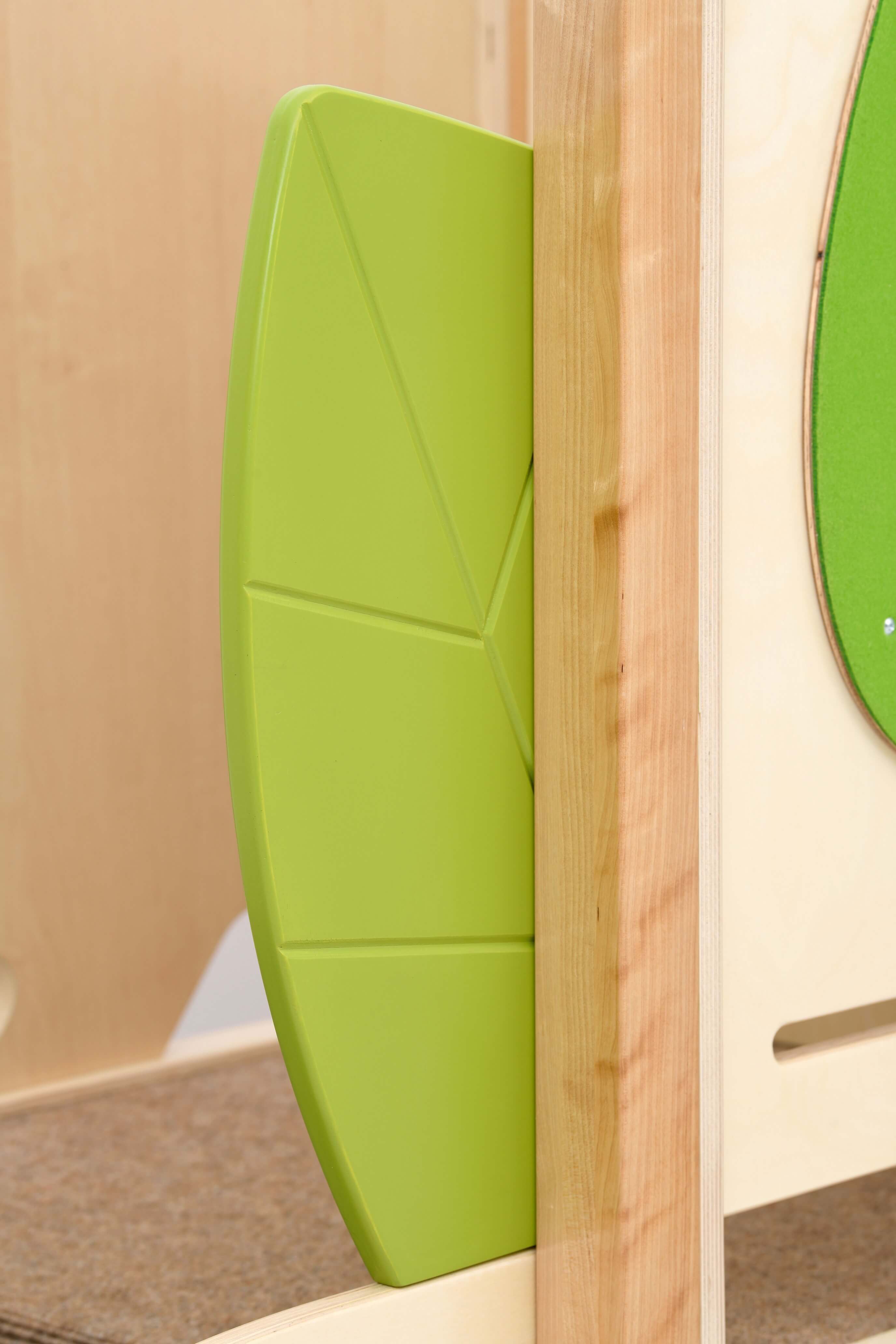 Spielpodest Flora für Kindergarten Detailansicht Spielwand für Sensorik 4