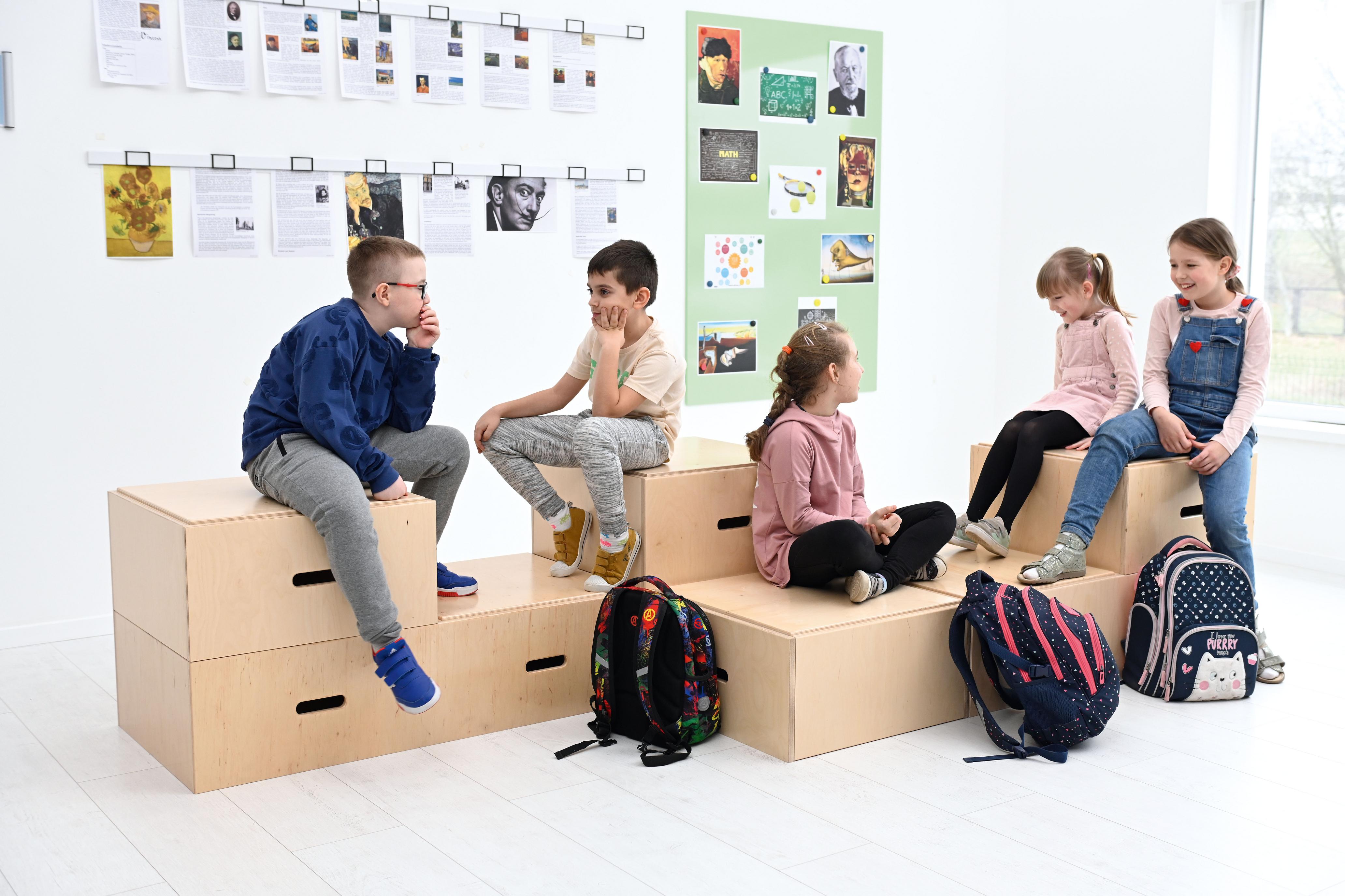 Stapelpodest, H 30 cm, einzeln als Sitzlandschaft im Klassenraum