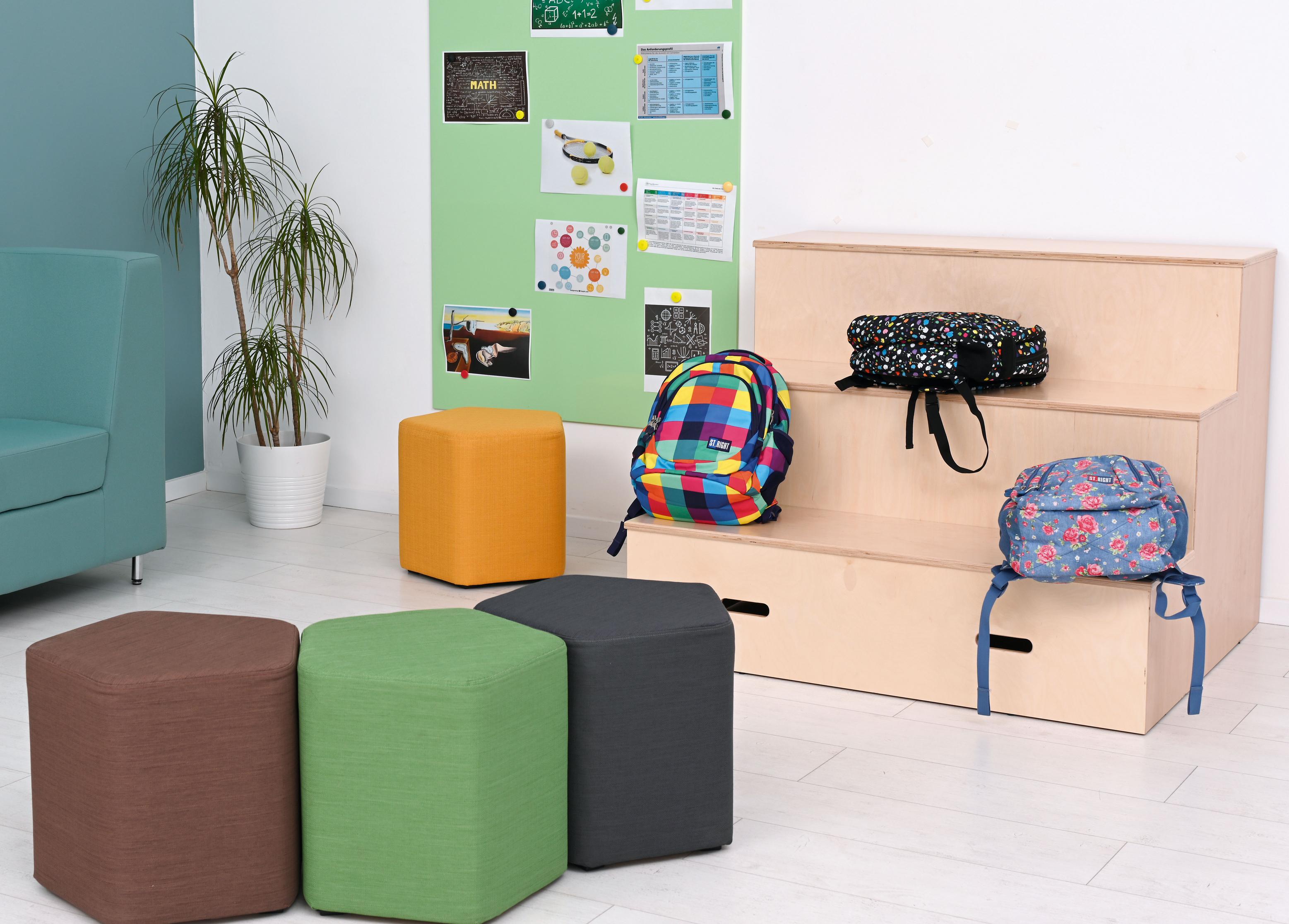 Stufenpodest H 92 cm im Klassenraum als Stufenpodest Sitzplatz