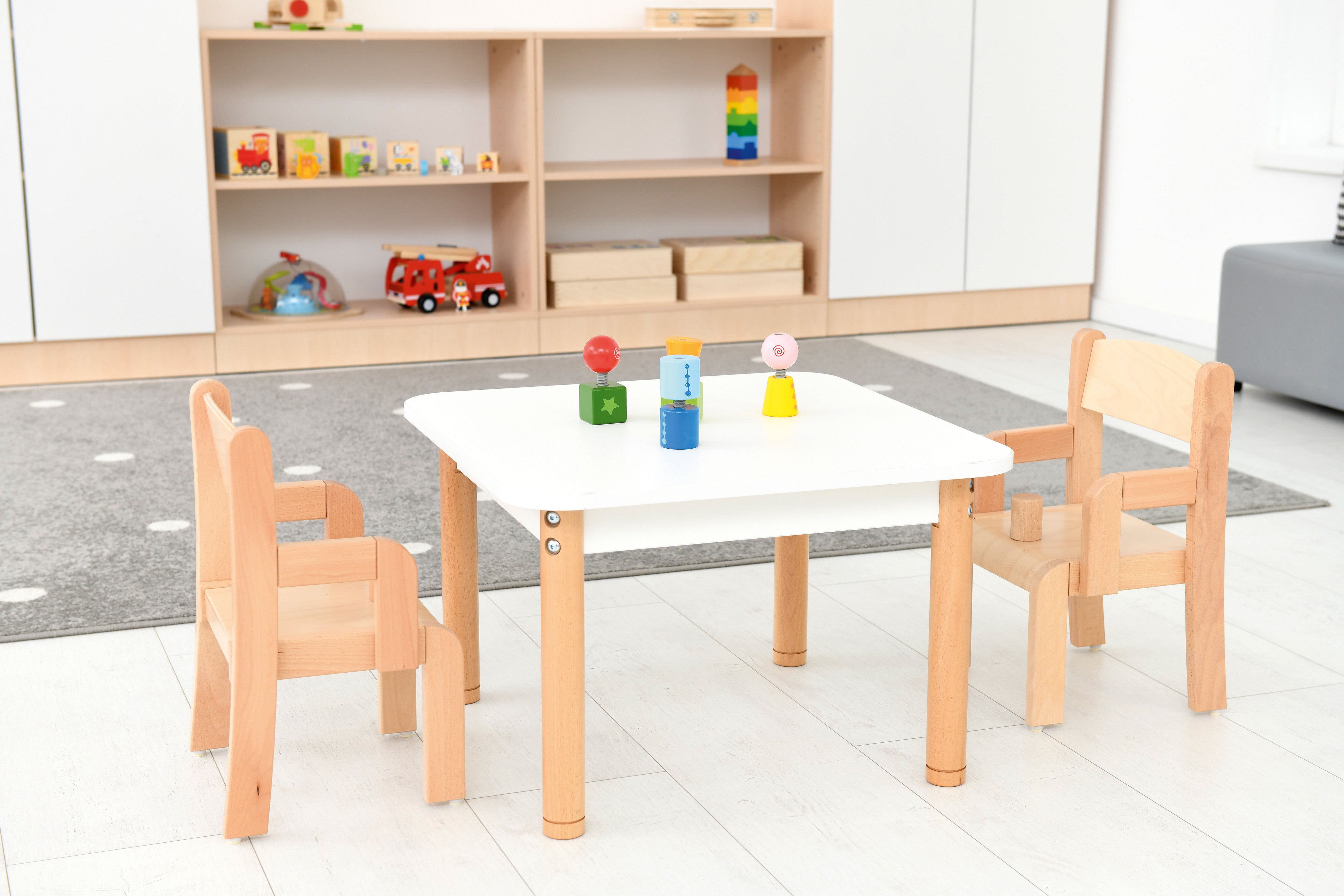 Stuhl Chris mit Rutschstopp und Armlehne für kindergarten, Krippe und Kita im Gruppenraum