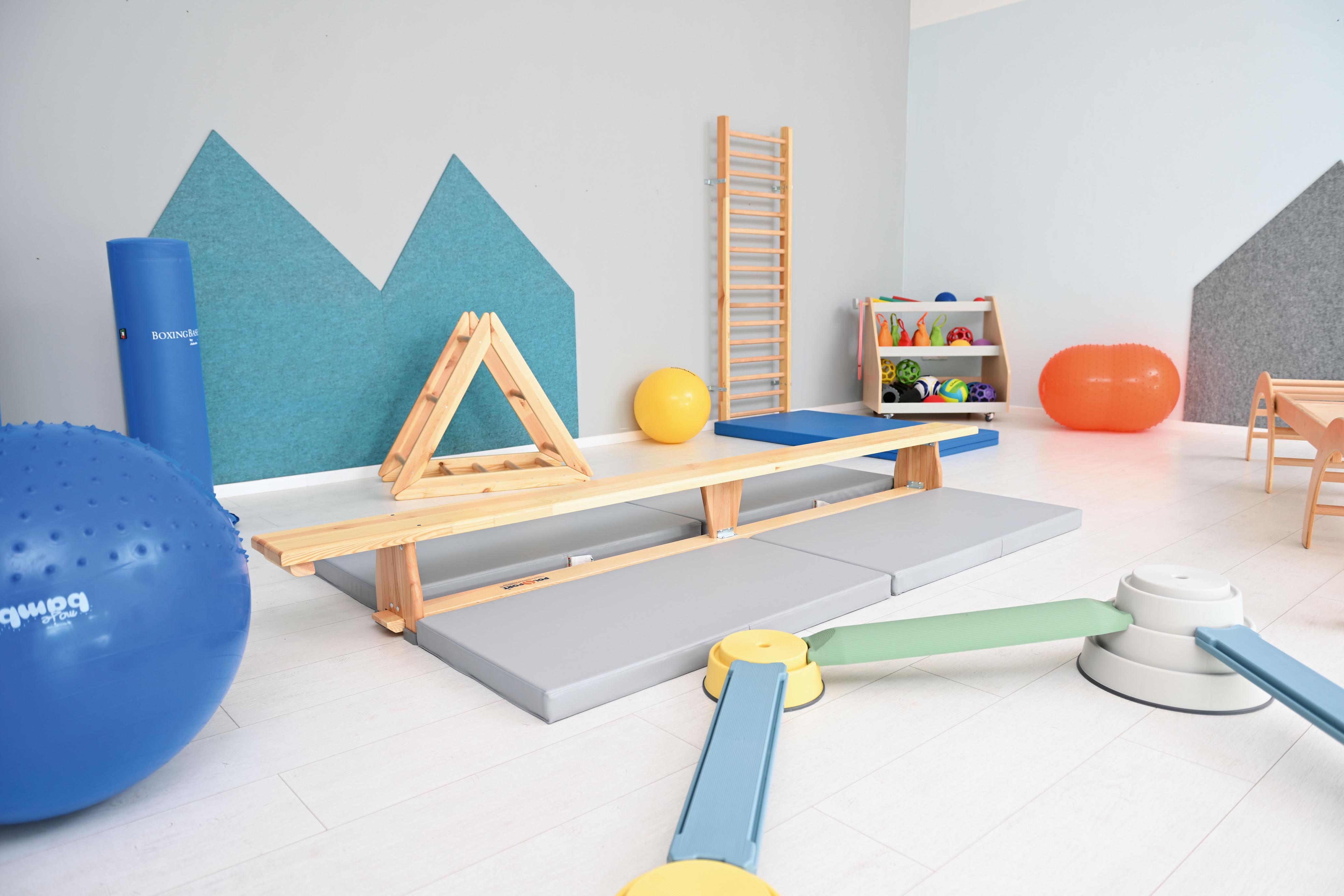 Turnbank 3 m im Bewegungsraum mit Sportgeräten.