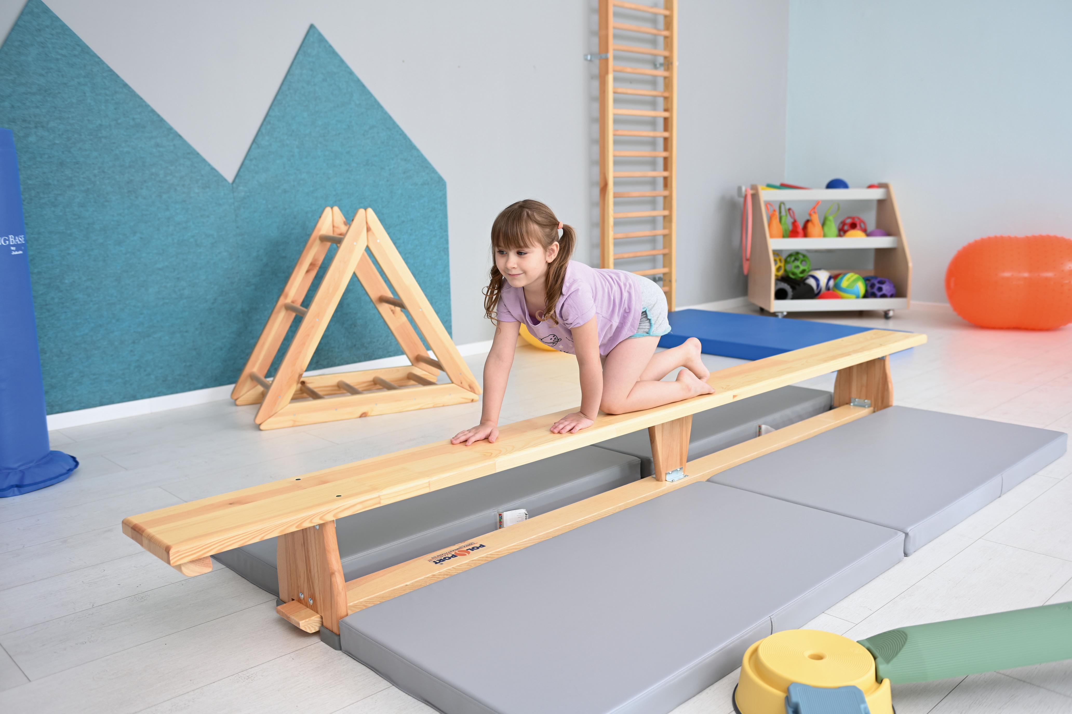 Turnbank 3 m im Kindergarten, Kind klettert darauf.