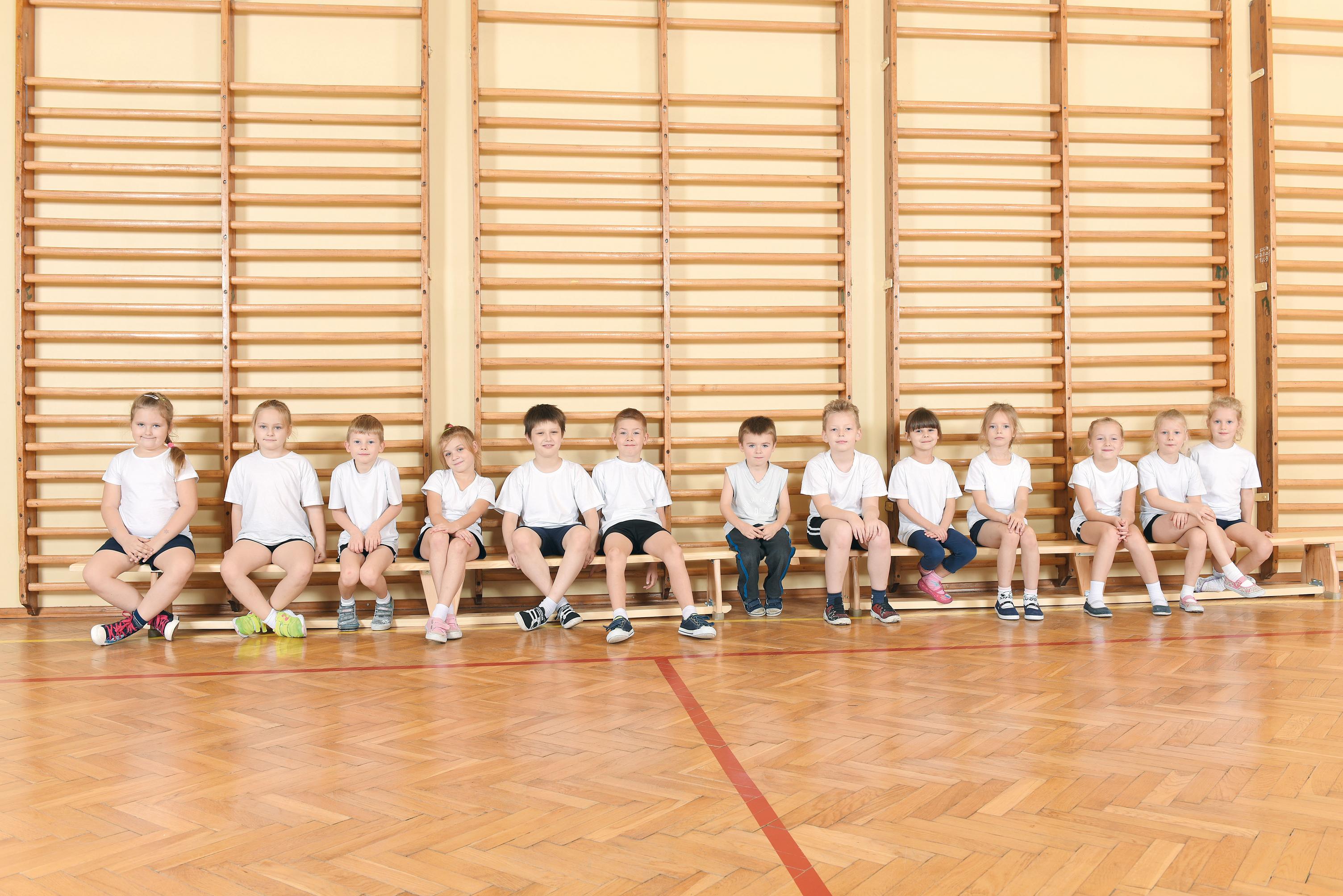 Turnbank 3 m im Klassenzimmer mit Kindern.