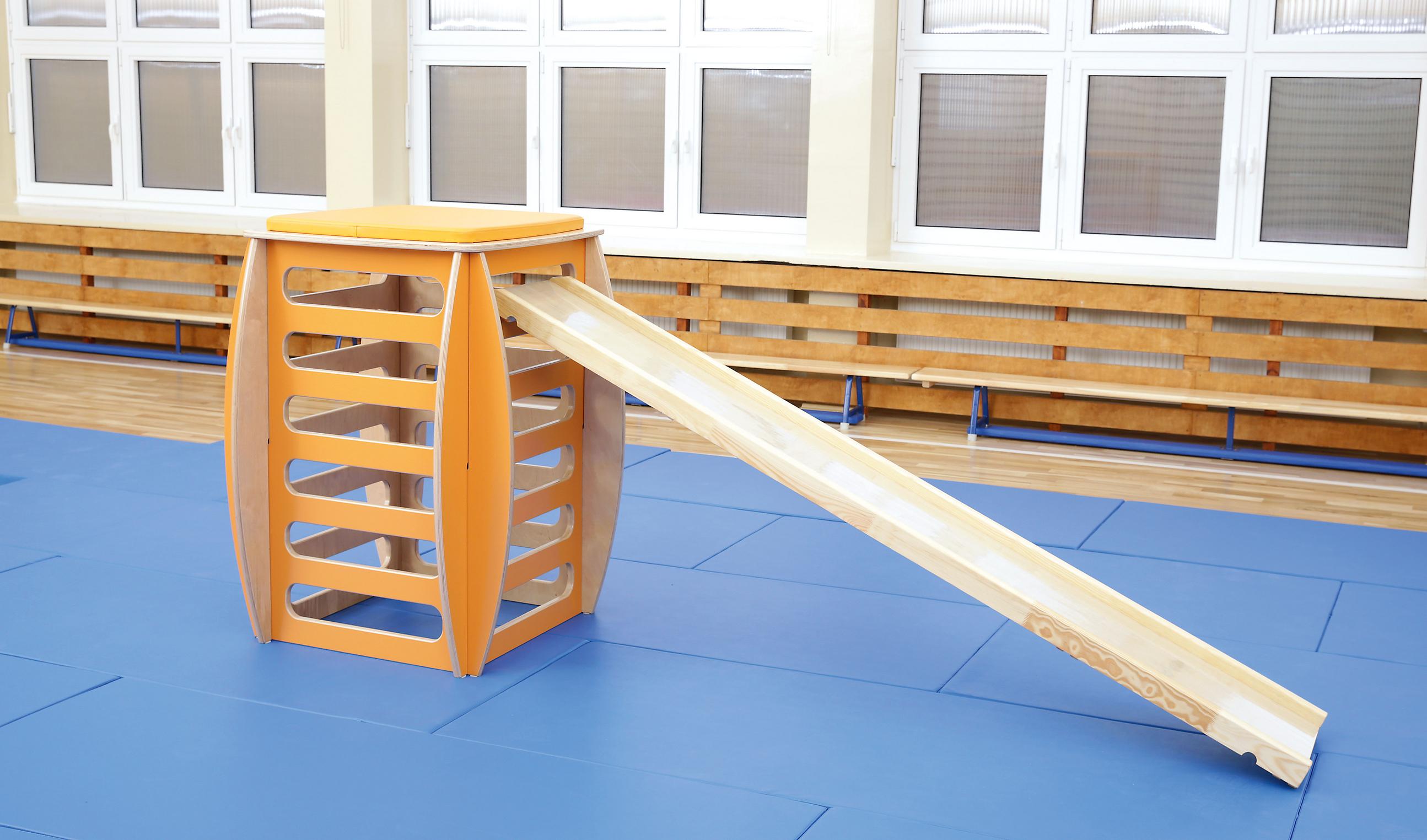 Turnpodest für Turnhalle in Schule oder Kindergarten, Holzrutsche integriert.