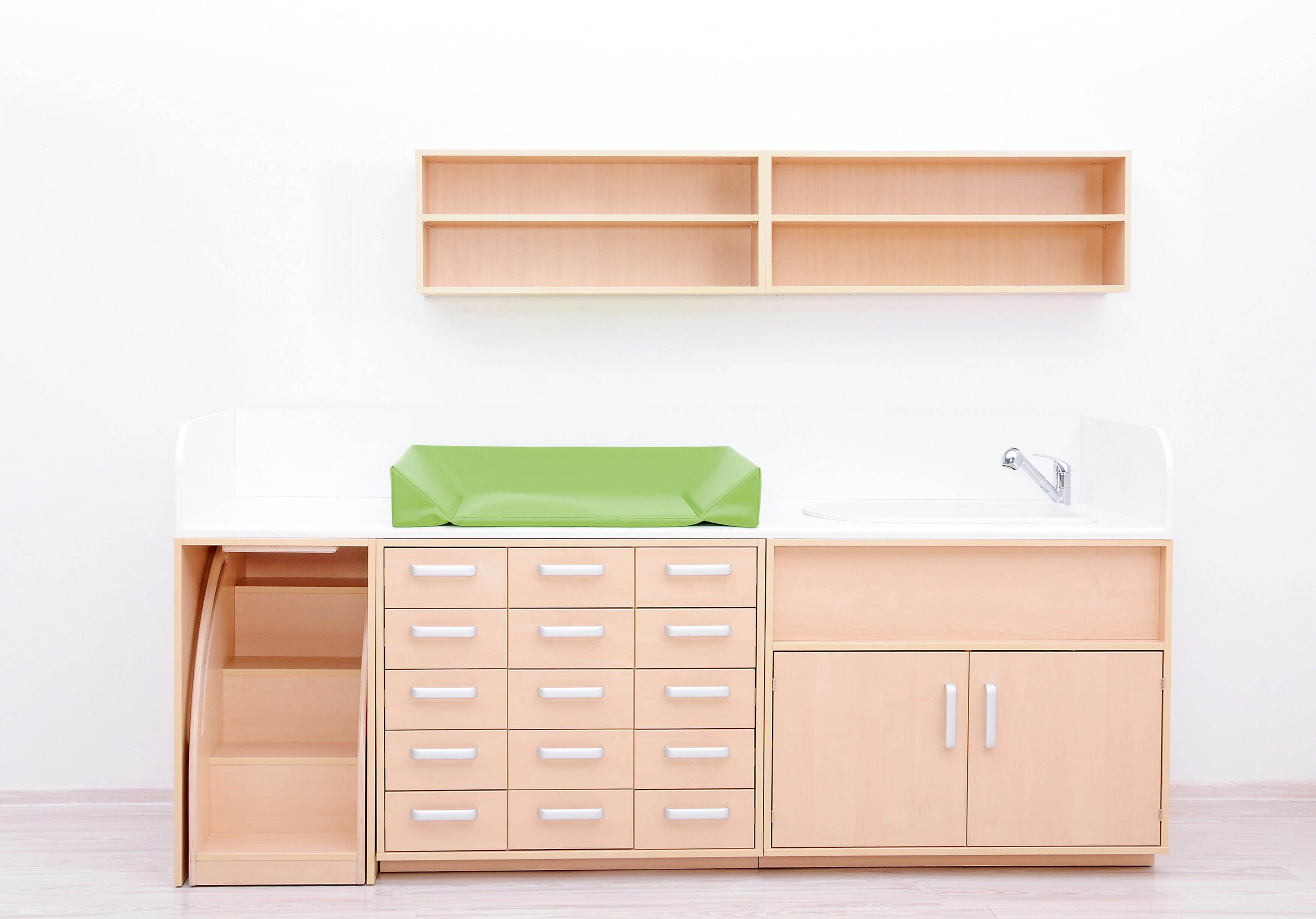 Wickelkommoden-Landschaft XXL mit Treppe und Waschbecken/Badewanne. Geeignet für die Krippe, Kita & Kindergarten.