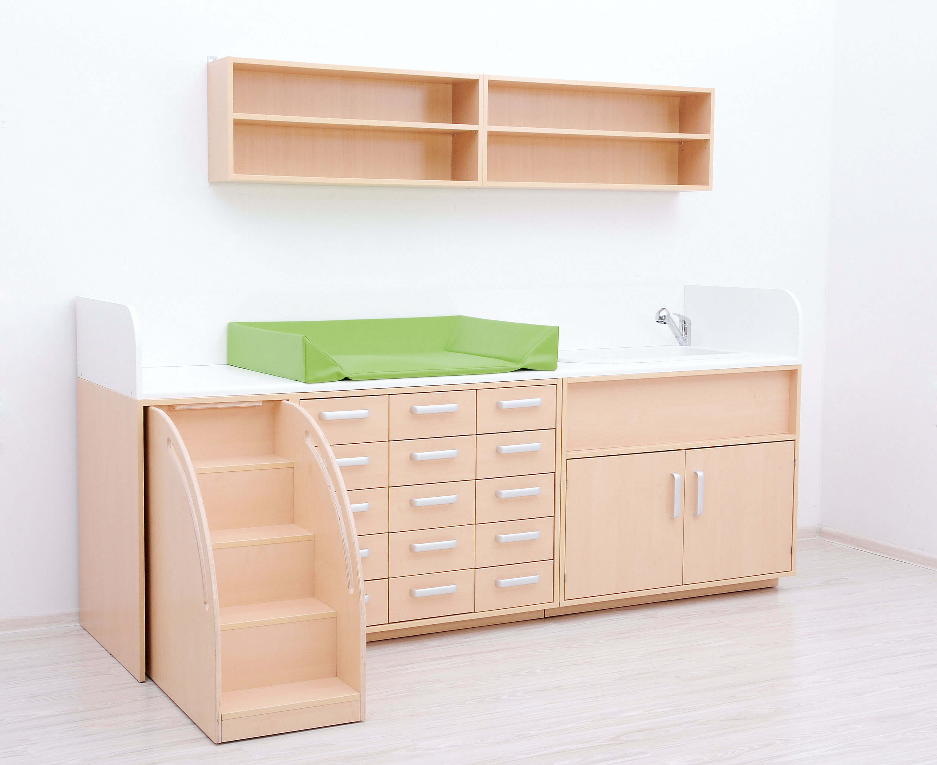 Wickelkommoden-Landschaft XXL mit Treppe und Waschbecken/Badewanne. Geeignet für die Krippe, Kita & Kindergarten.
