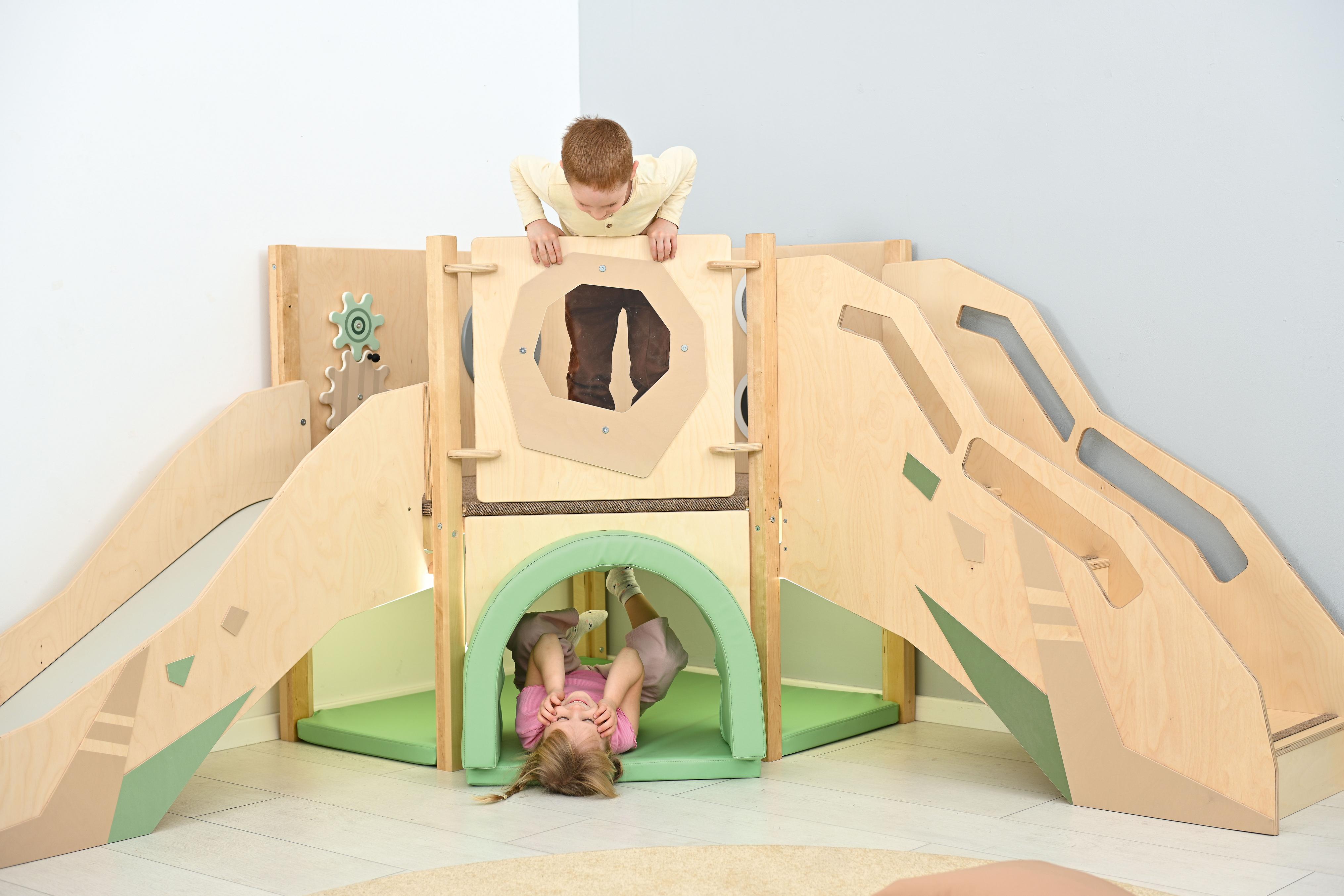 Kinder spielen in sensorischer Hochebene, Kita-geeignet.