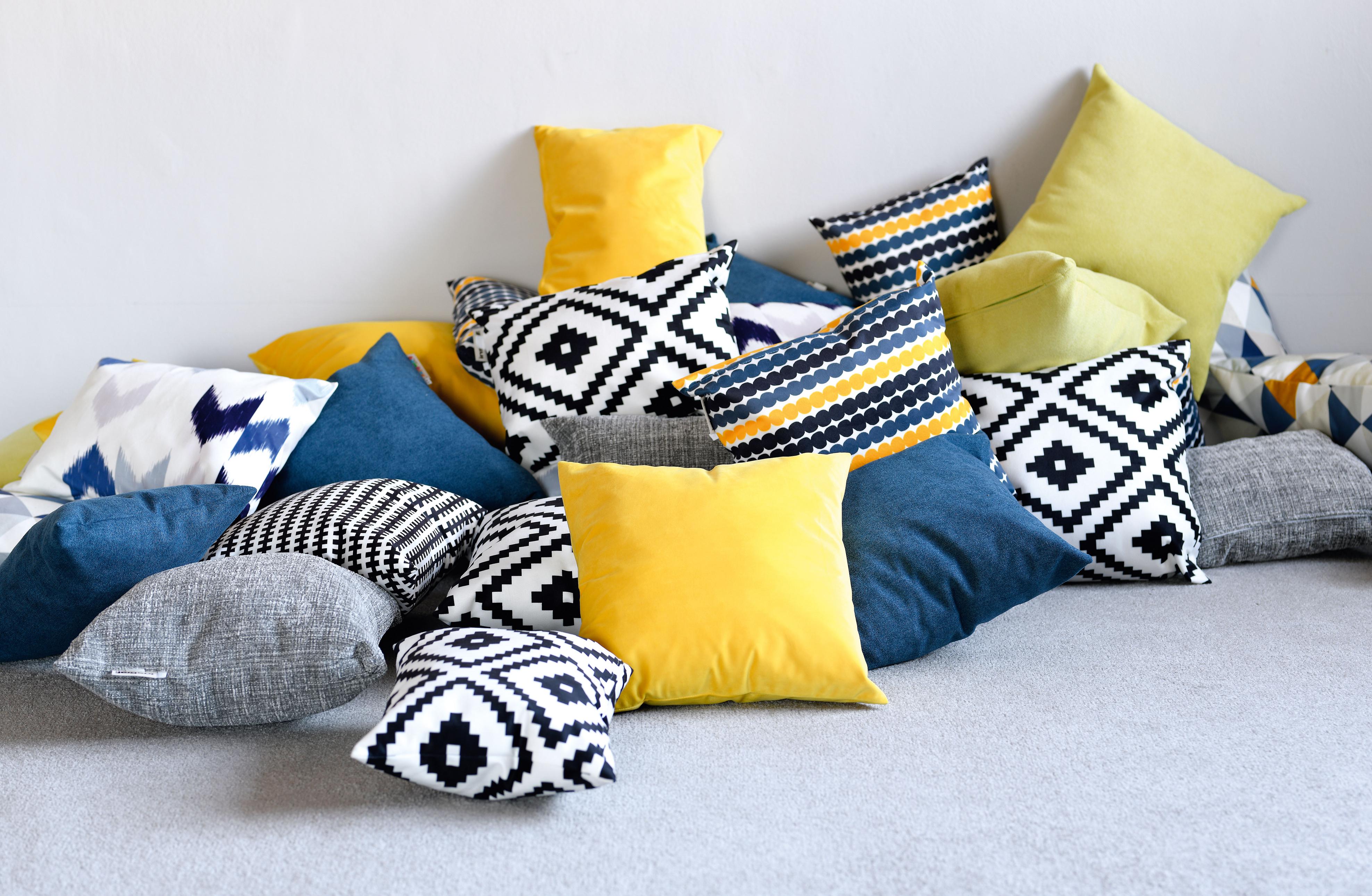 Bunte Kissen für Sitzlandschaft in kindgerechter Umgebung.