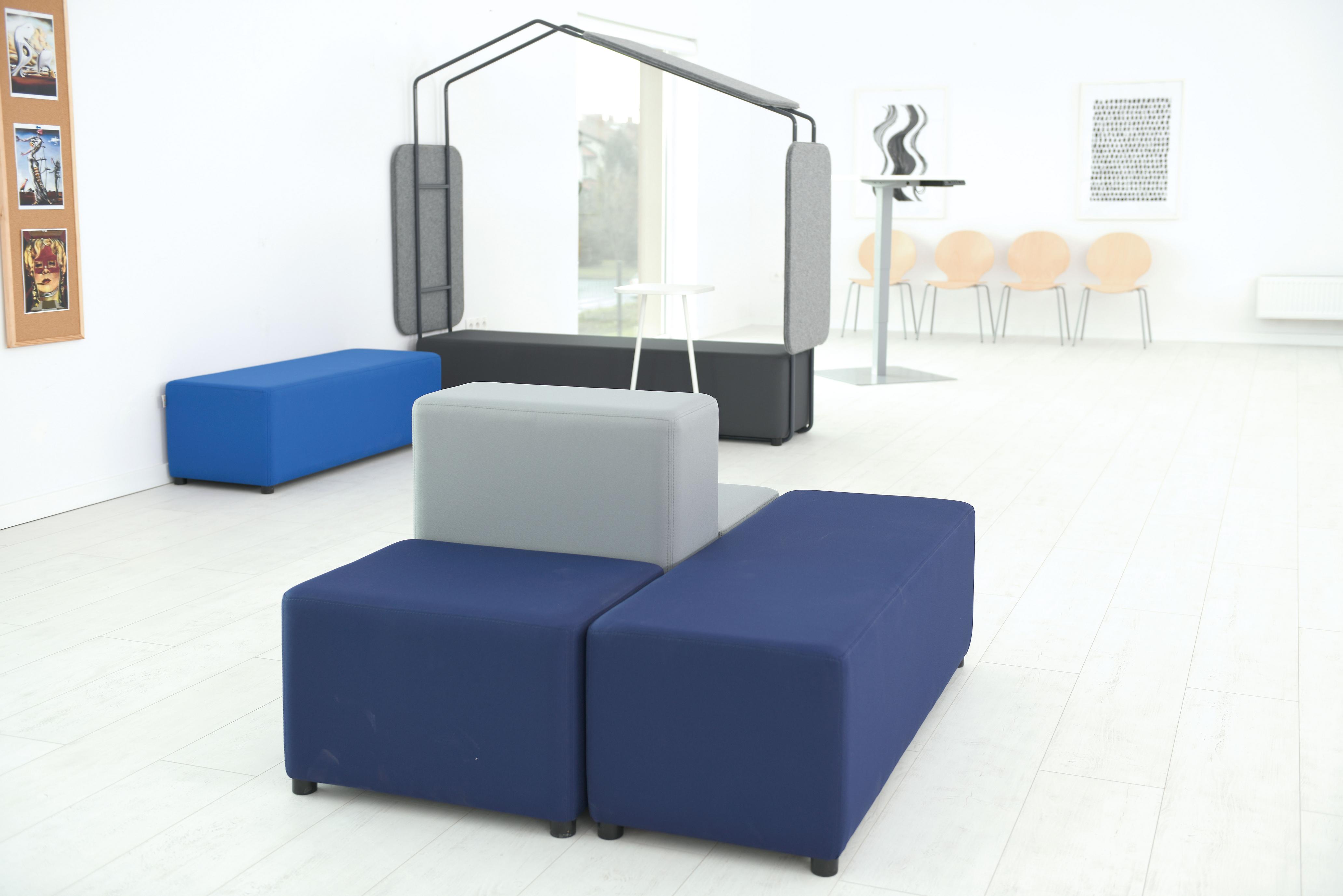 Sitzgruppe mit modularen Lobbymöbeln im hellen Foyer.