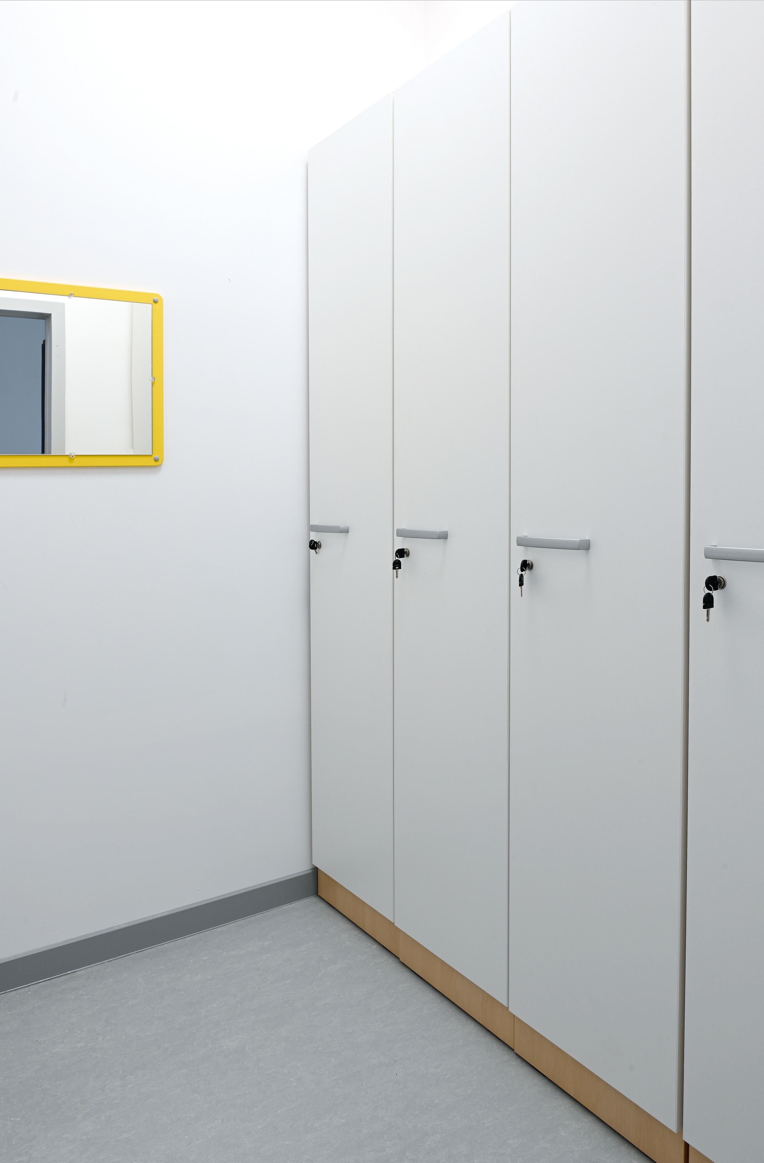 Grande Spindschrank für Erzieher & Schüler – Weiß/Ahorn, 223 cm